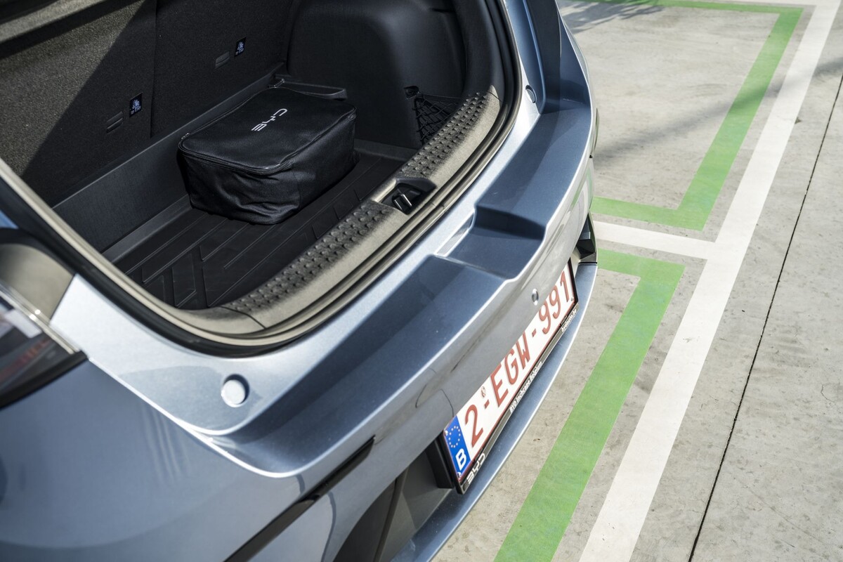 Vista lateral del BYD Dolphin durante la carga, mostrando su diseño distintivo. Vista lateral del BYD Dolphin durante la carga, mostrando su diseño distintivo.