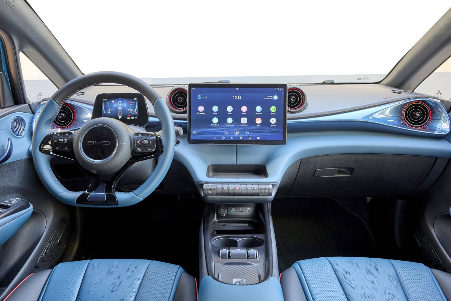 Vista de la consola central con pantallas táctiles del BYD Dolphin.
