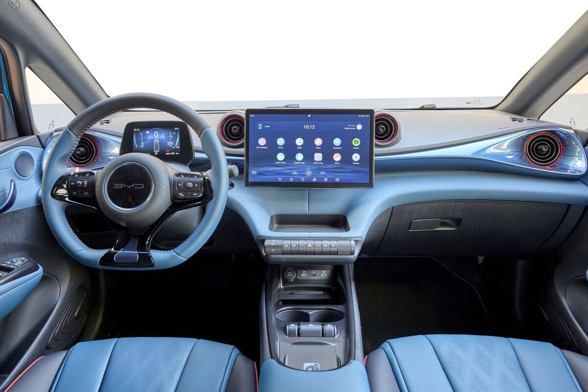 Vista de la consola central con pantallas táctiles del BYD Dolphin. Vista de la consola central con pantallas táctiles del BYD Dolphin.