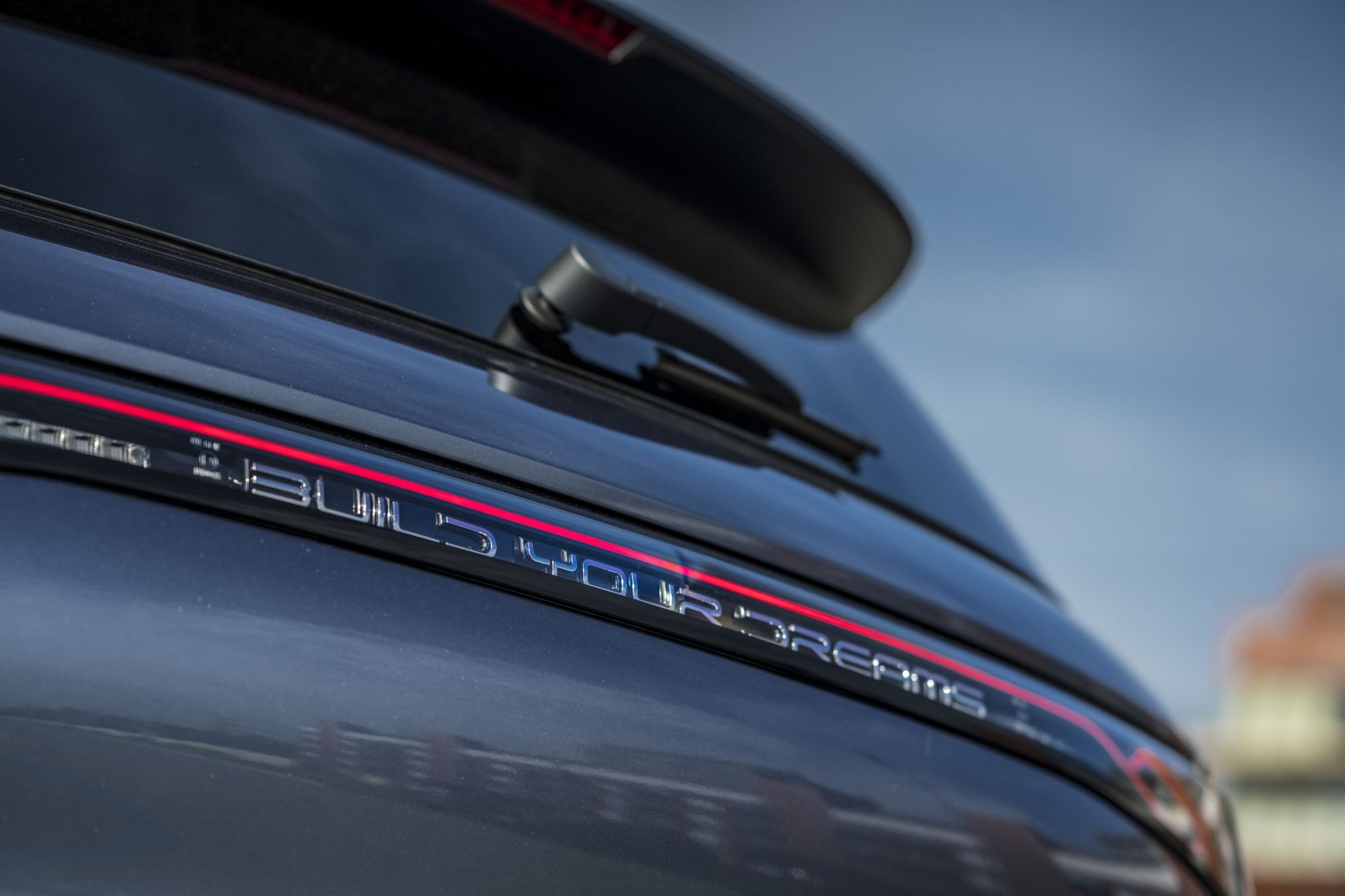 Vista trasera mostrando la banda decorativa, resaltando el diseño moderno.