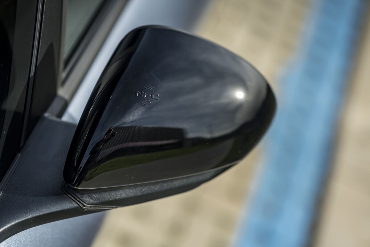 Espejo lateral del BYD Dolphin, con diseño aerodinámico. Espejo lateral del BYD Dolphin, con diseño aerodinámico.