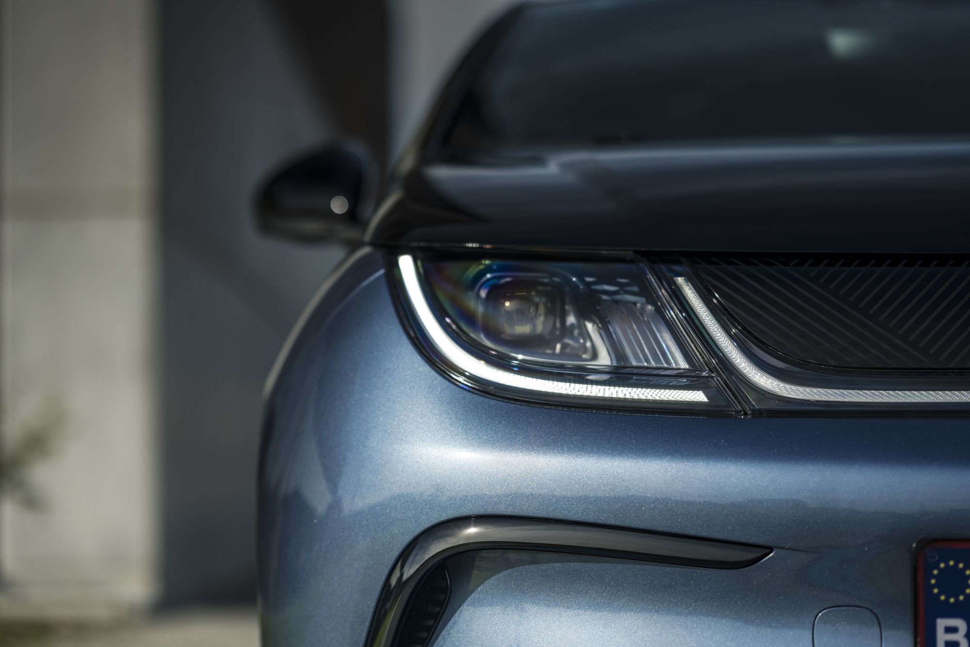 Primer plano del faro delantero, mostrando sus líneas elegantes y tecnología LED.