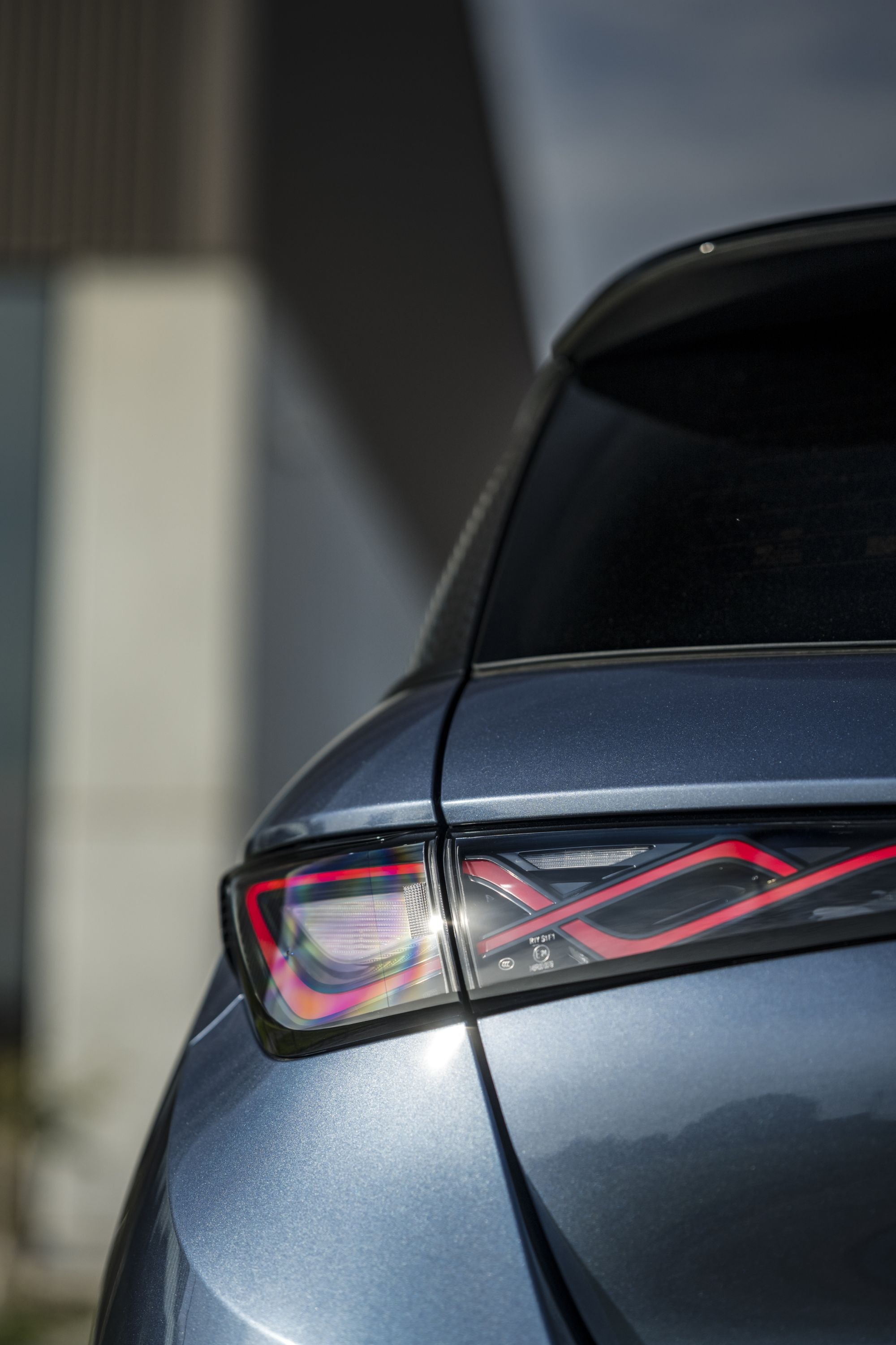 Vista de la luz trasera, con tecnología LED que resalta el diseño.