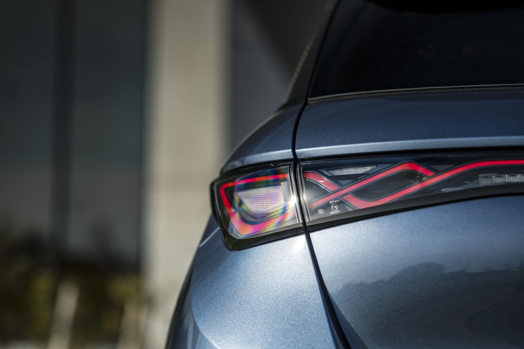 Luz trasera en un ángulo que resalta su forma distintiva.