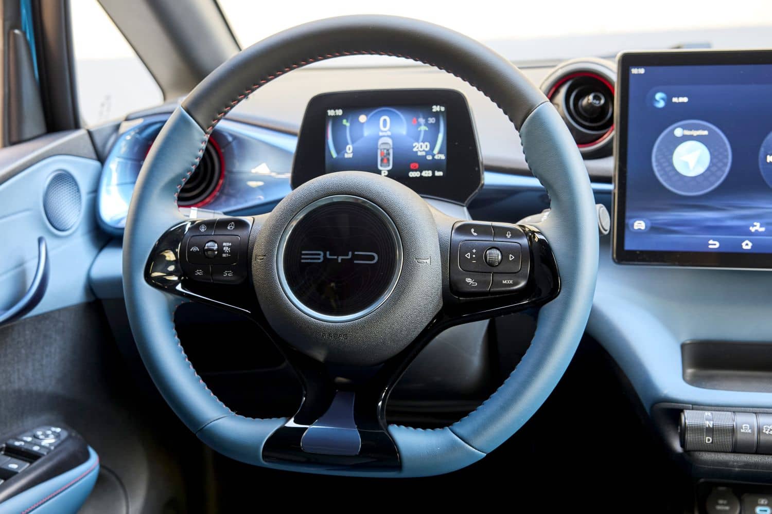 Zoom en los mandos integrados en el volante del BYD Dolphin.