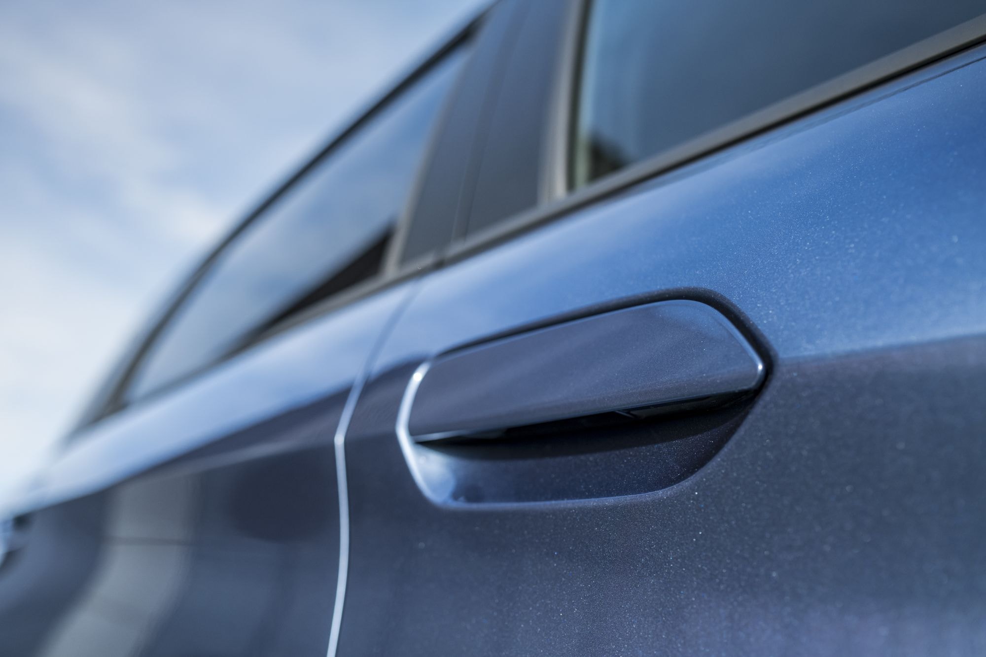 Vista lateral del mango de la puerta, destacando su diseño moderno.