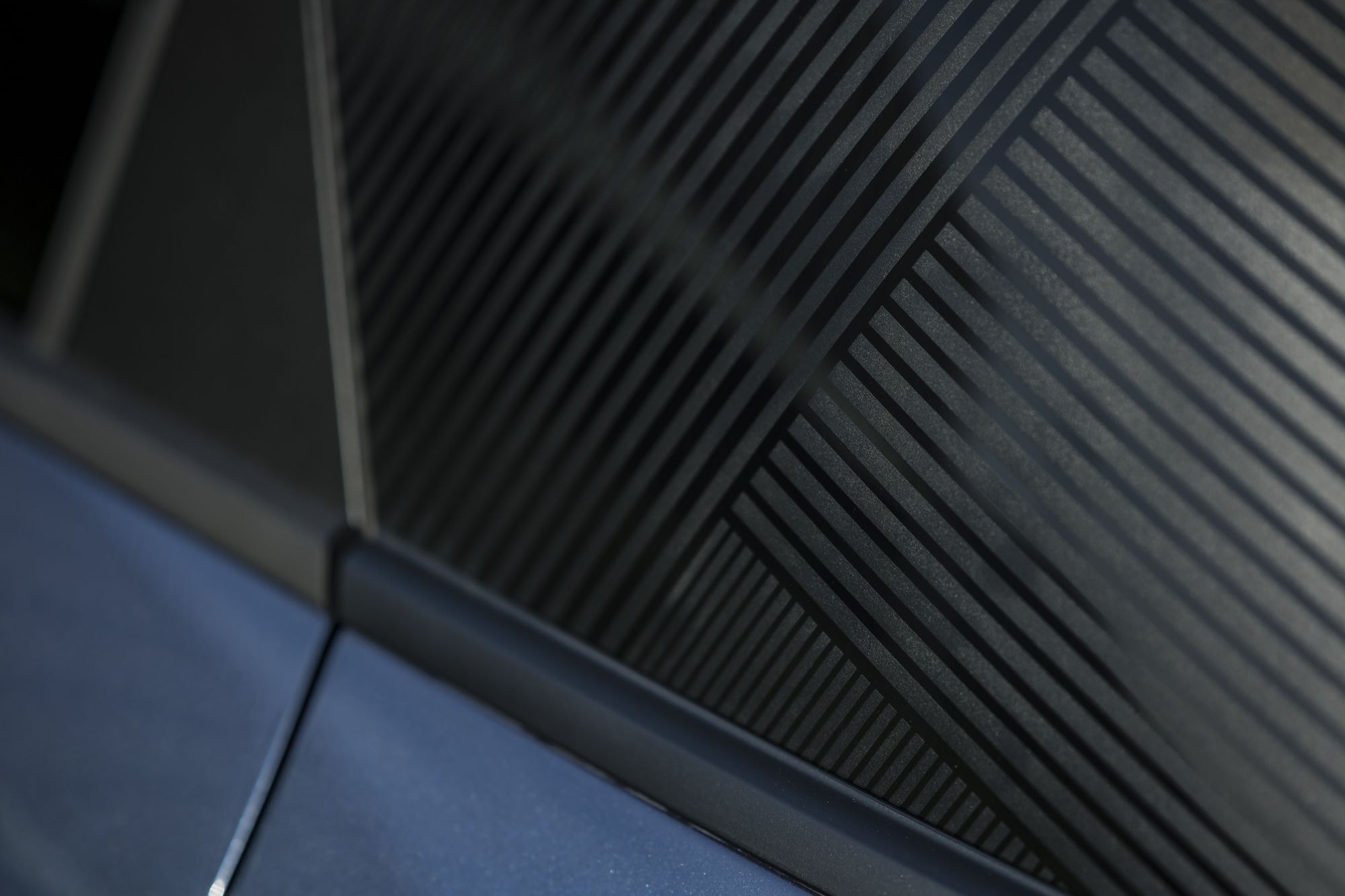 Cierre de la puerta trasera con un diseño estilizado.