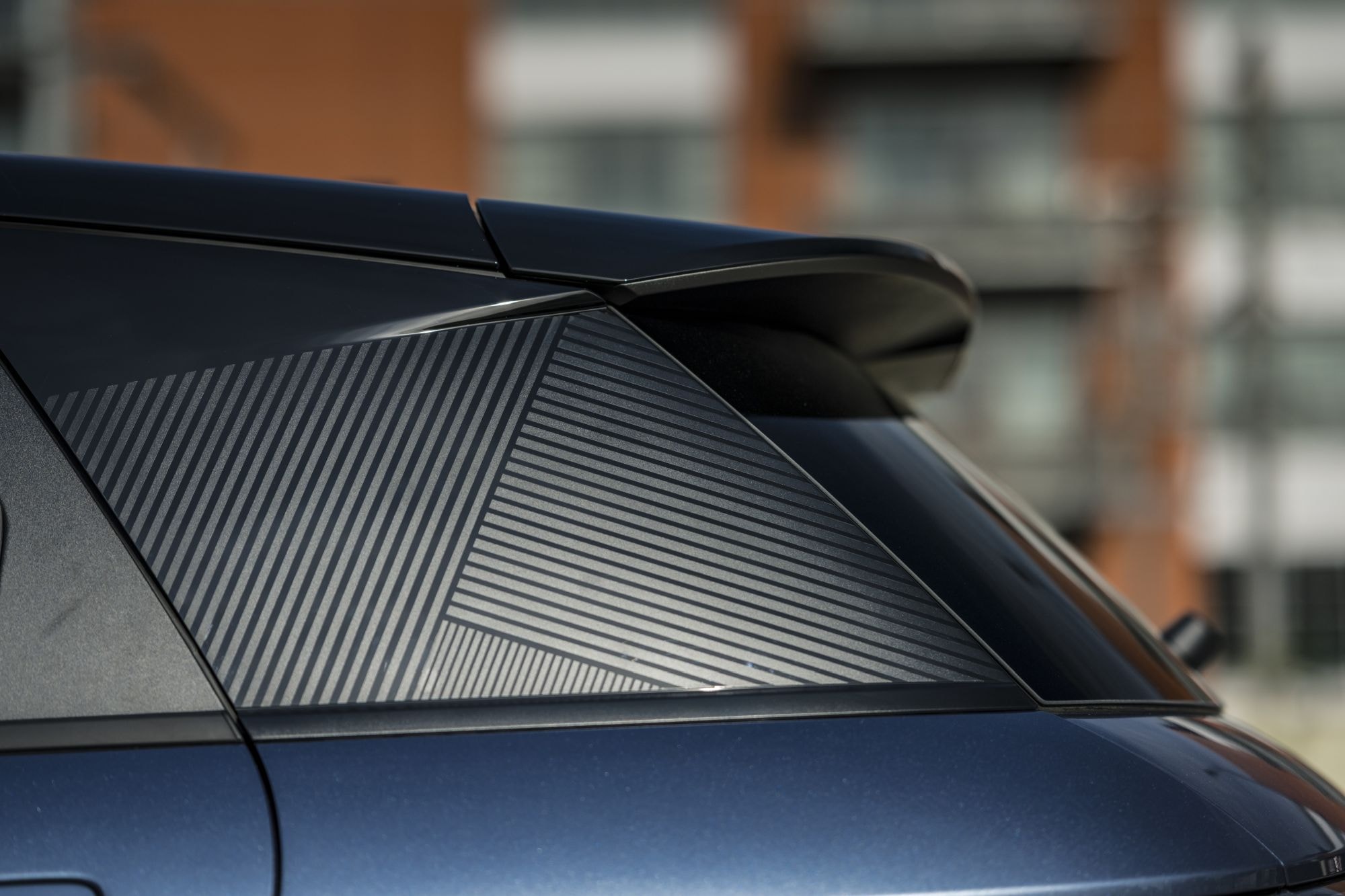 Vista lateral que muestra la inclinación y diseño moderno de la ventana trasera.