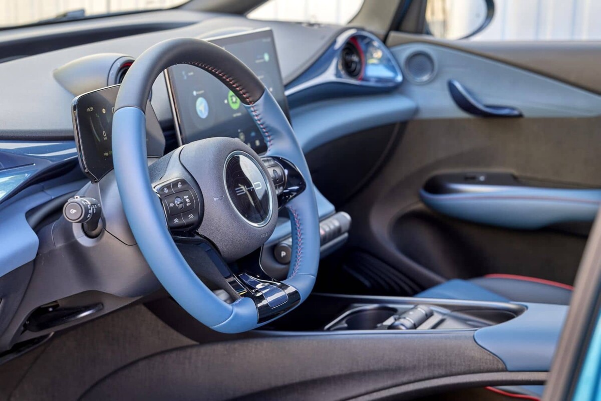 Acercamiento al volante del BYD Dolphin con una visión del interior bien detallada. Acercamiento al volante del BYD Dolphin con una visión del interior bien detallada.