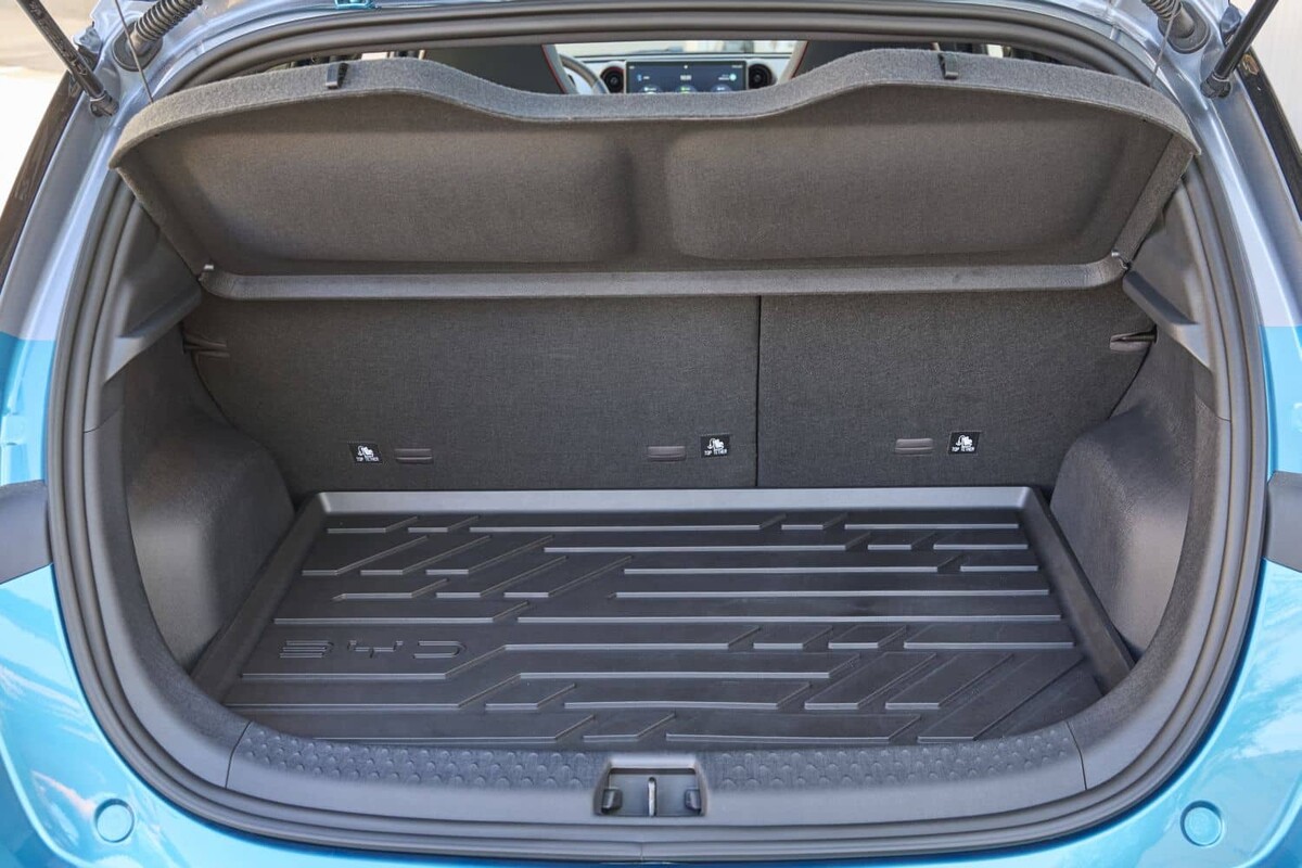 Vista del maletero del BYD Dolphin, apreciando su capacidad de carga. Vista del maletero del BYD Dolphin, apreciando su capacidad de carga.