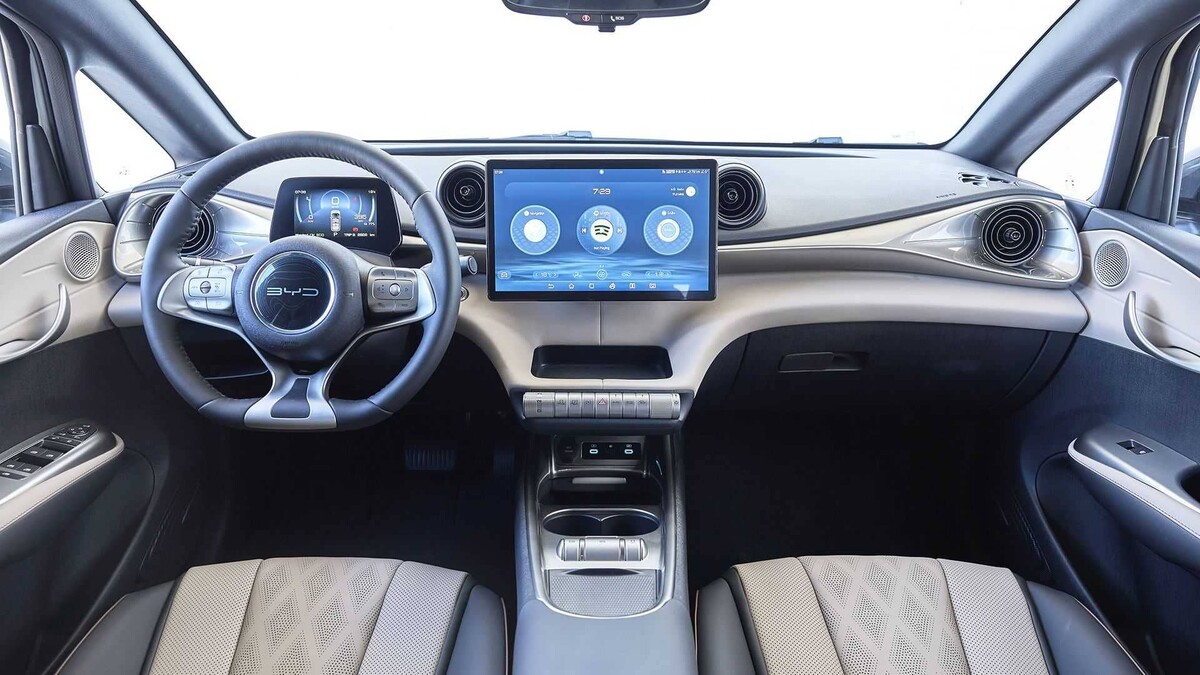 Vista completa del habitáculo del BYD Dolphin, mostrando volante y pantalla táctil. Vista completa del habitáculo del BYD Dolphin, mostrando volante y pantalla táctil.