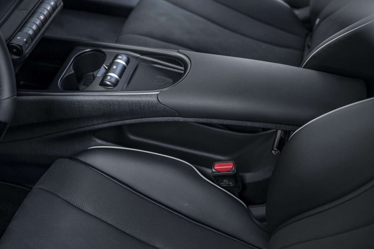 Detalle del ajuste eléctrico del asiento del BYD Dolphin, con acabados de calidad. Detalle del ajuste eléctrico del asiento del BYD Dolphin, con acabados de calidad.