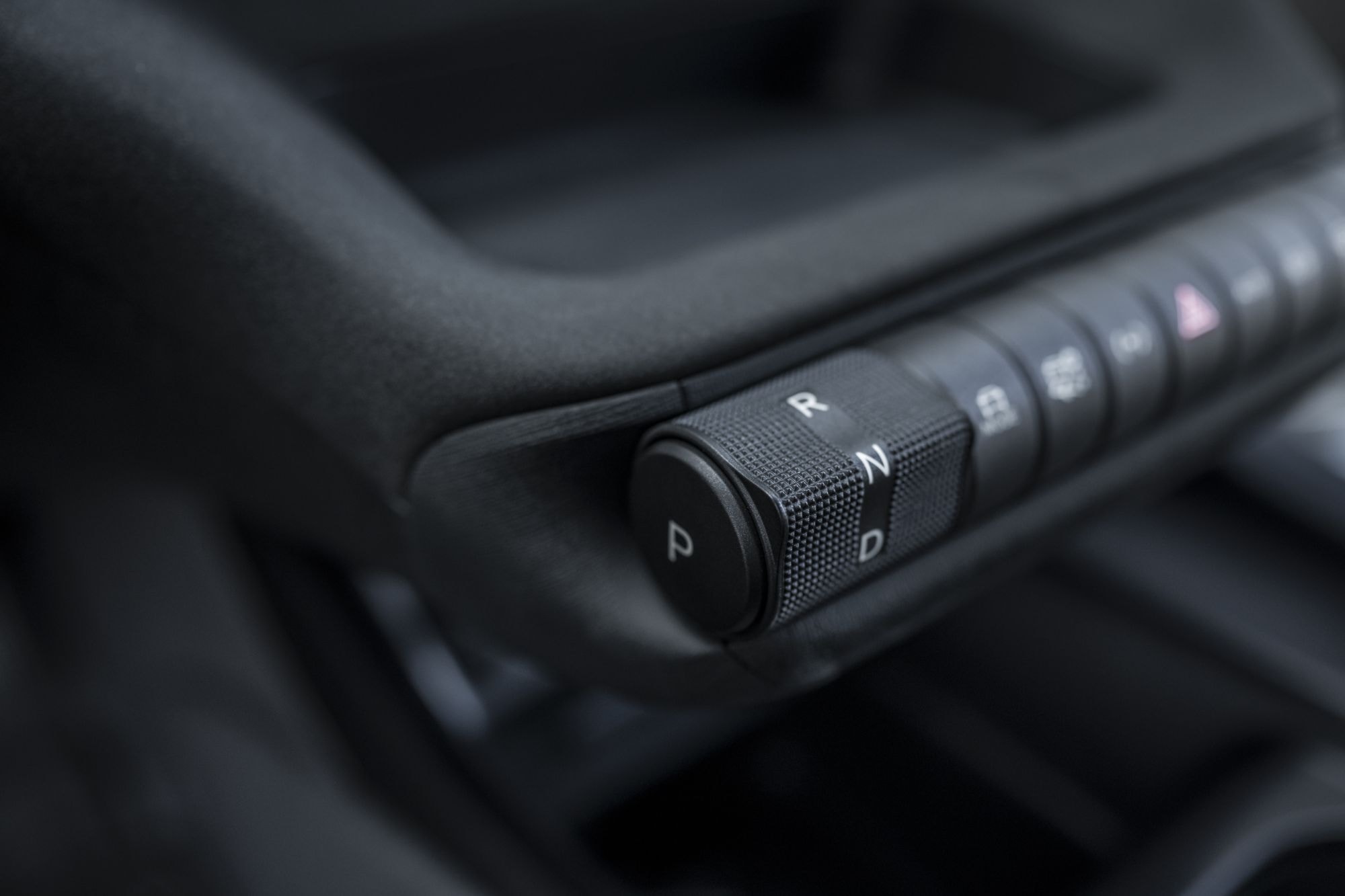 Vista de los asientos del BYD Dolphin, con un diseño moderno y cómodo.