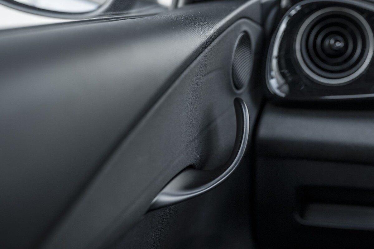 Primer plano del mando de cambio del BYD Dolphin, fácil de usar y accesible. Primer plano del mando de cambio del BYD Dolphin, fácil de usar y accesible.