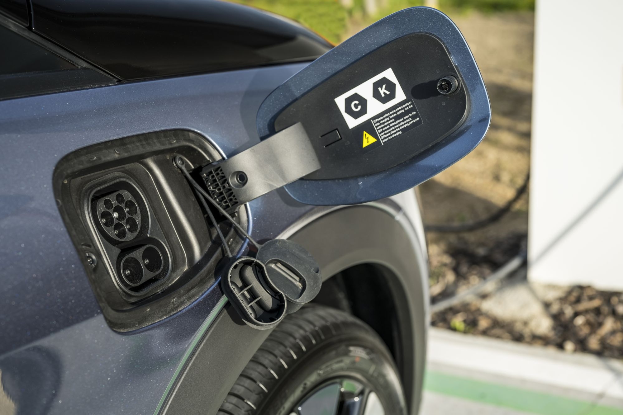 Detalle del tirador de la puerta del BYD Dolphin, enfatizando el diseño minimalista.