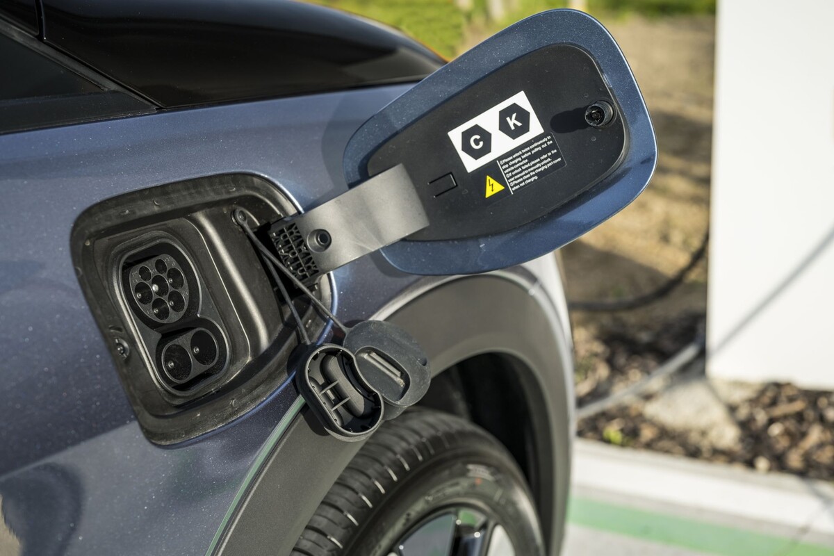 Detalle del tirador de la puerta del BYD Dolphin, enfatizando el diseño minimalista. Detalle del tirador de la puerta del BYD Dolphin, enfatizando el diseño minimalista.