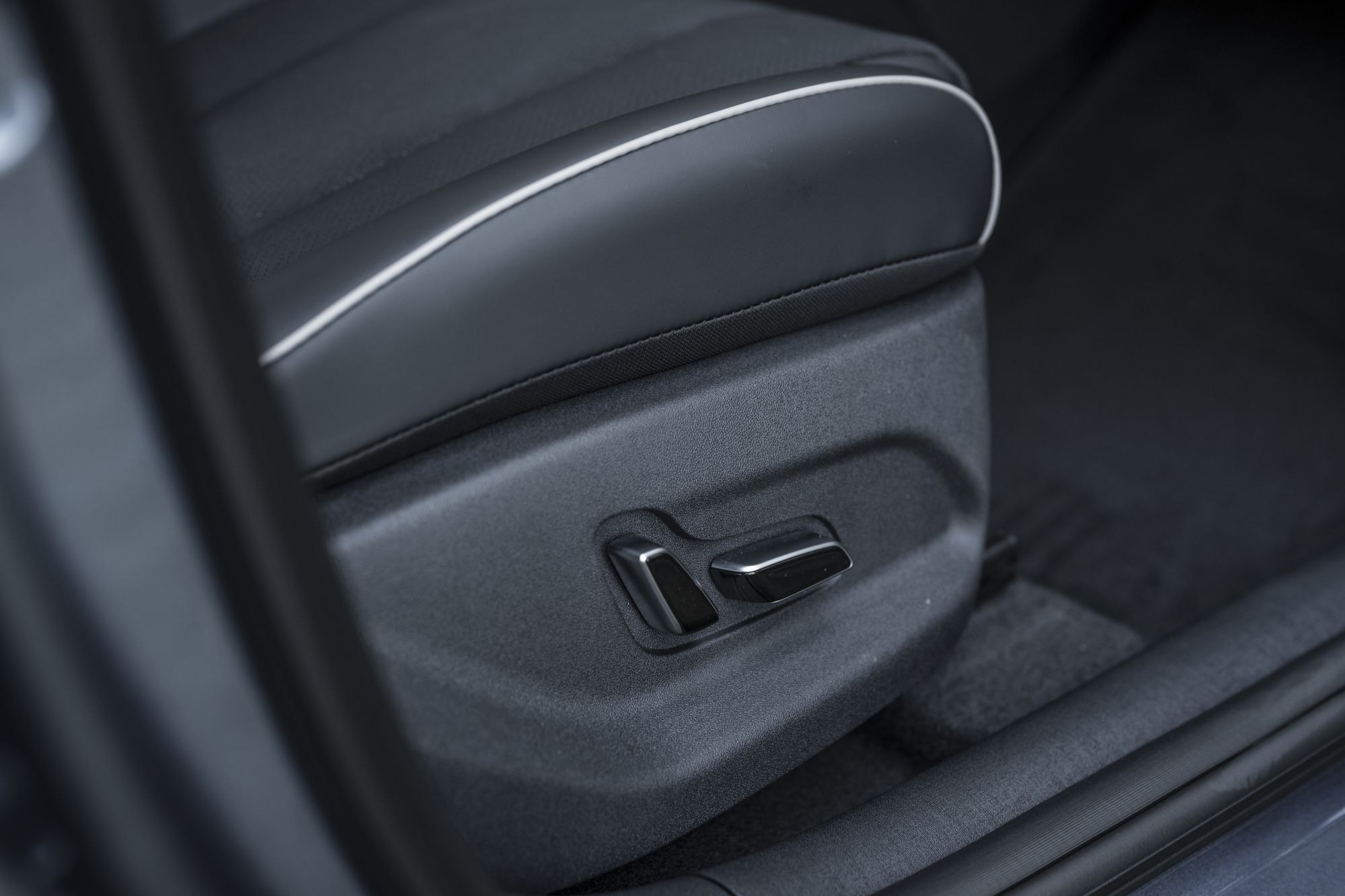 Vista del volante del BYD Dolphin, con diseño ergonómico y pantalla integrada.