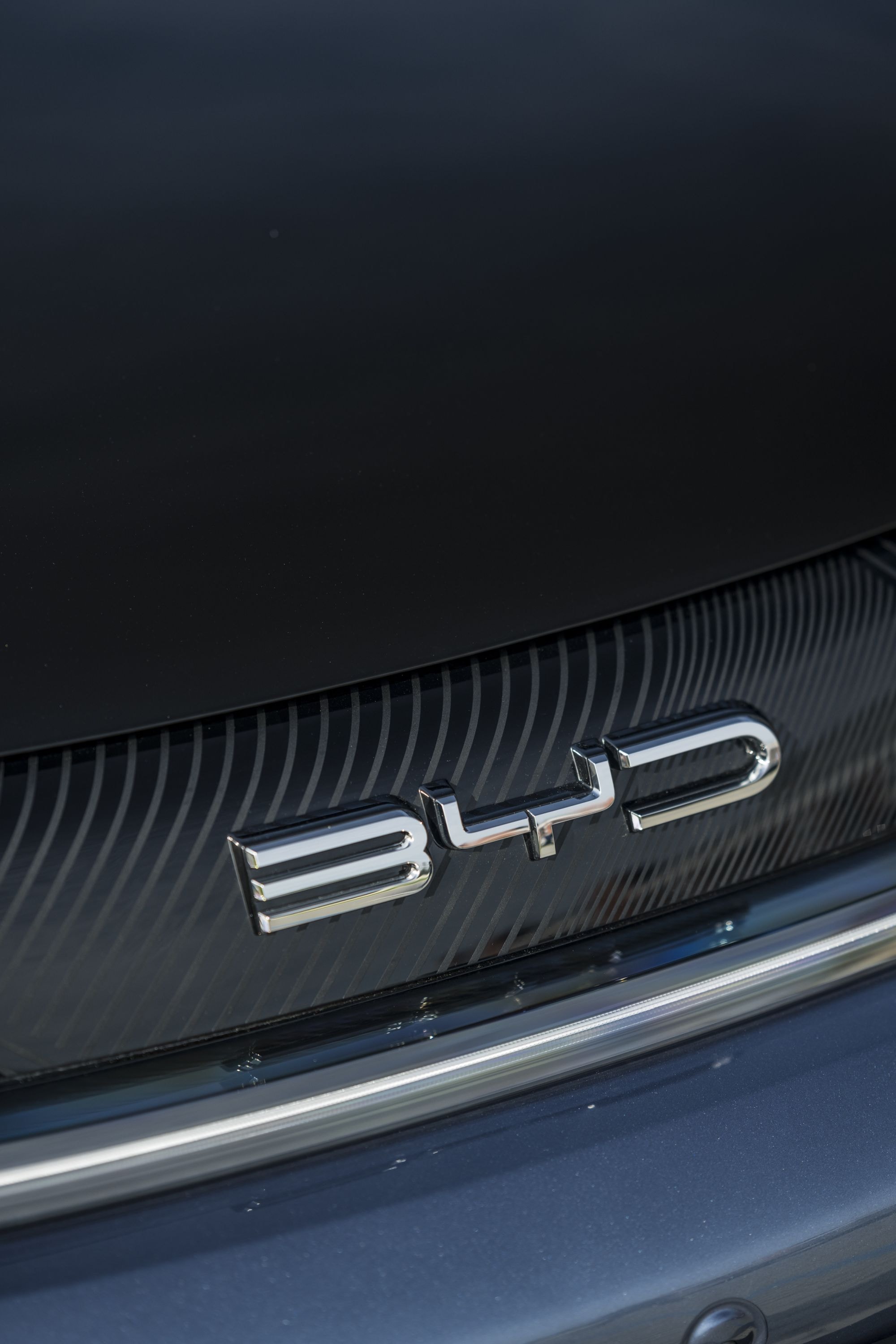 Logotipo de BYD en la parte trasera del coche, representando su identidad.