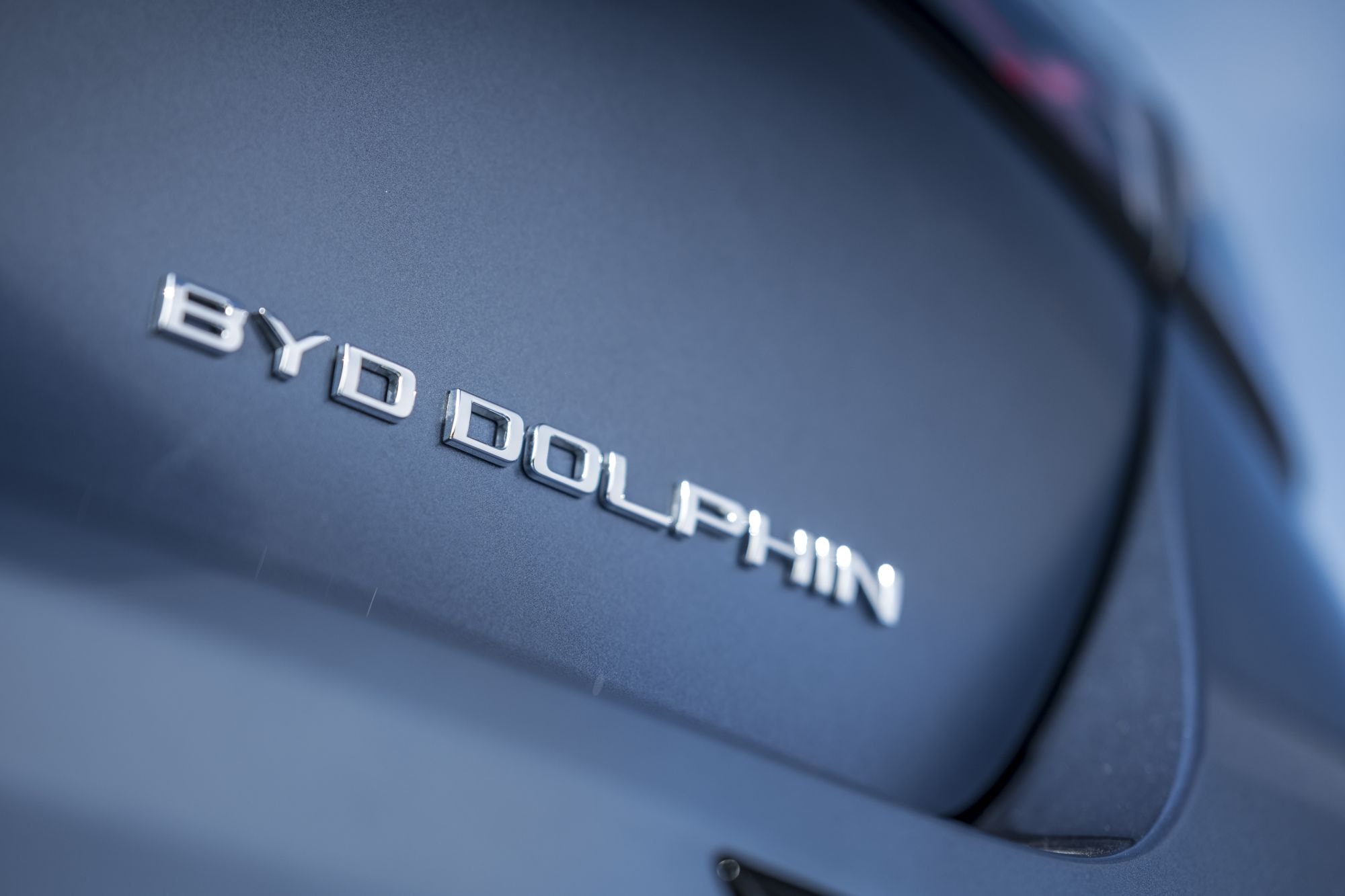 Vista del nombre "BYD Dolphin" en la parte trasera, destacando su marca.