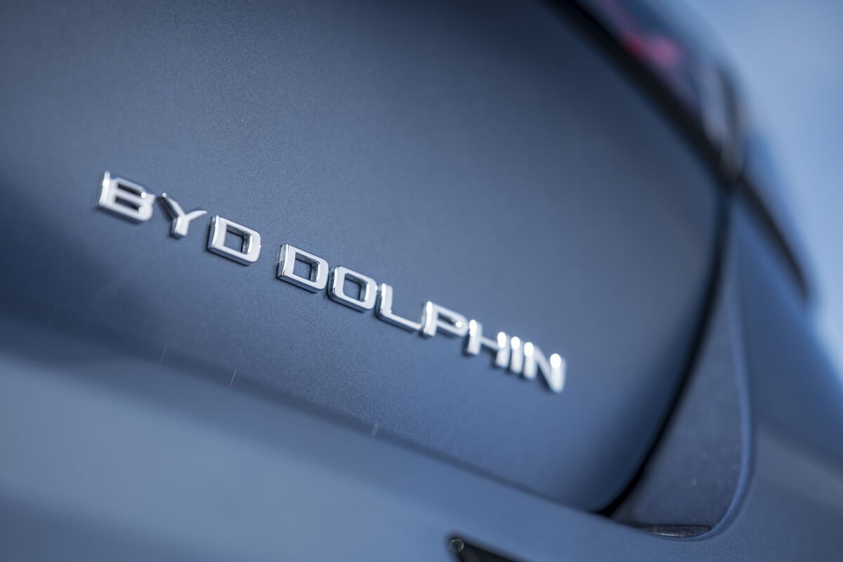 Vista del nombre "BYD Dolphin" en la parte trasera, destacando su marca. Vista del nombre "BYD Dolphin" en la parte trasera, destacando su marca.