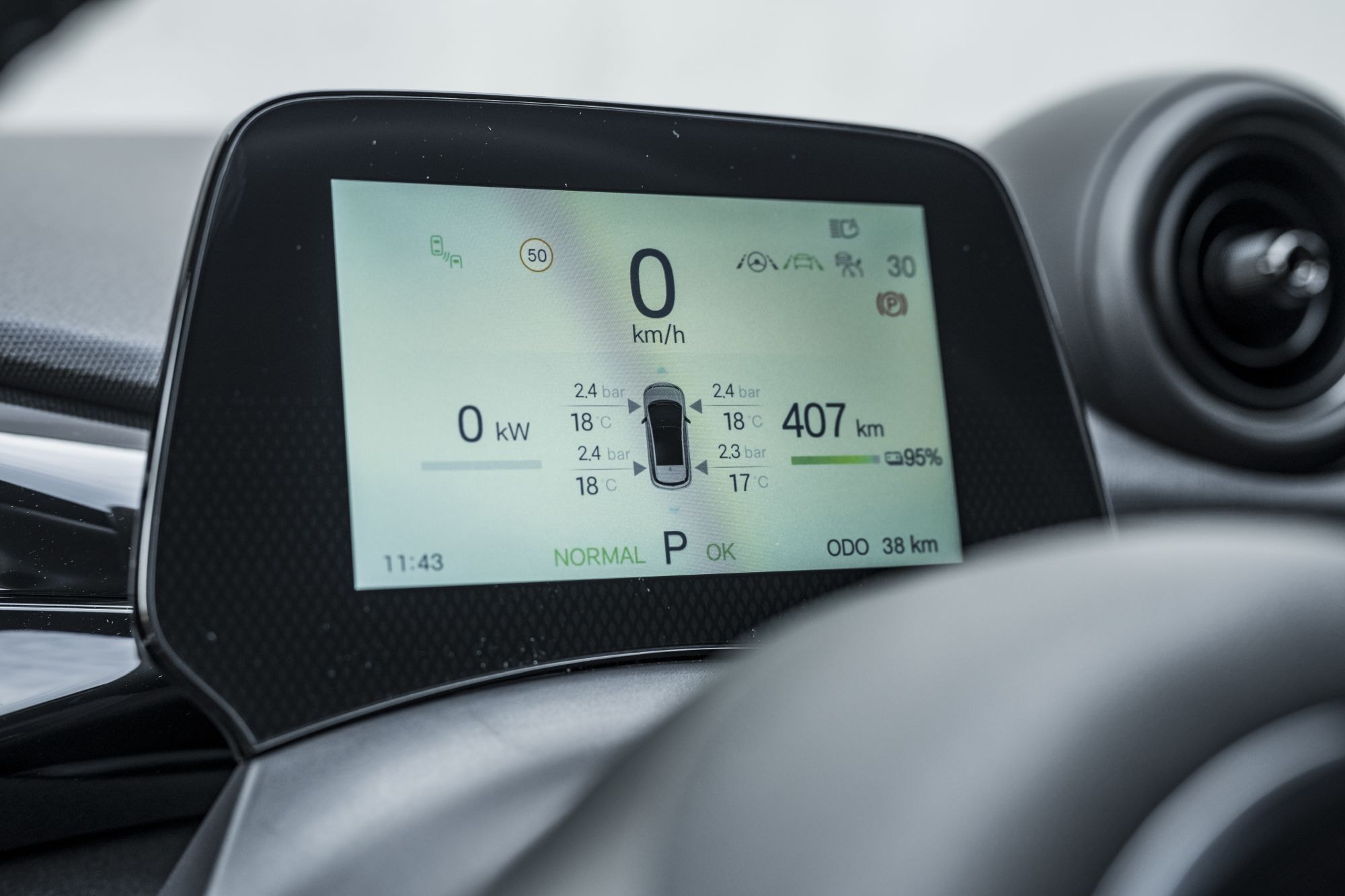 Panel de información del vehículo mostrando datos de rendimiento.