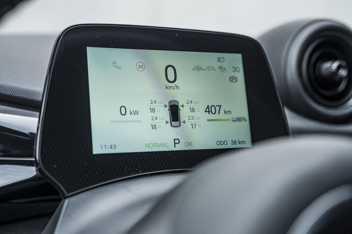 Panel de información del vehículo mostrando datos de rendimiento. Panel de información del vehículo mostrando datos de rendimiento.