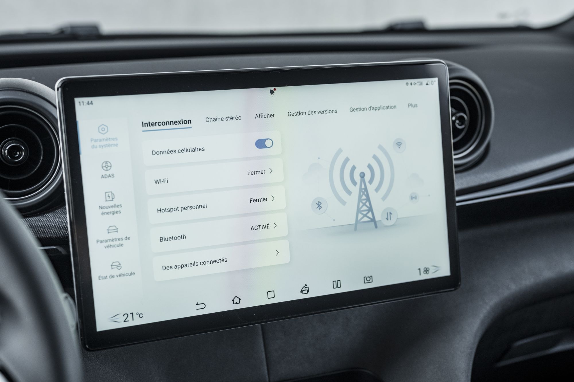 Panel informativo sobre el estado de carga y autonomía restante.