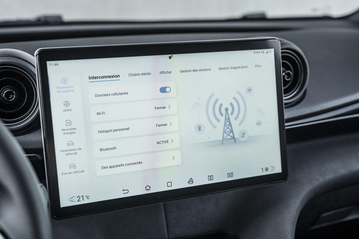 Panel informativo sobre el estado de carga y autonomía restante. Panel informativo sobre el estado de carga y autonomía restante.