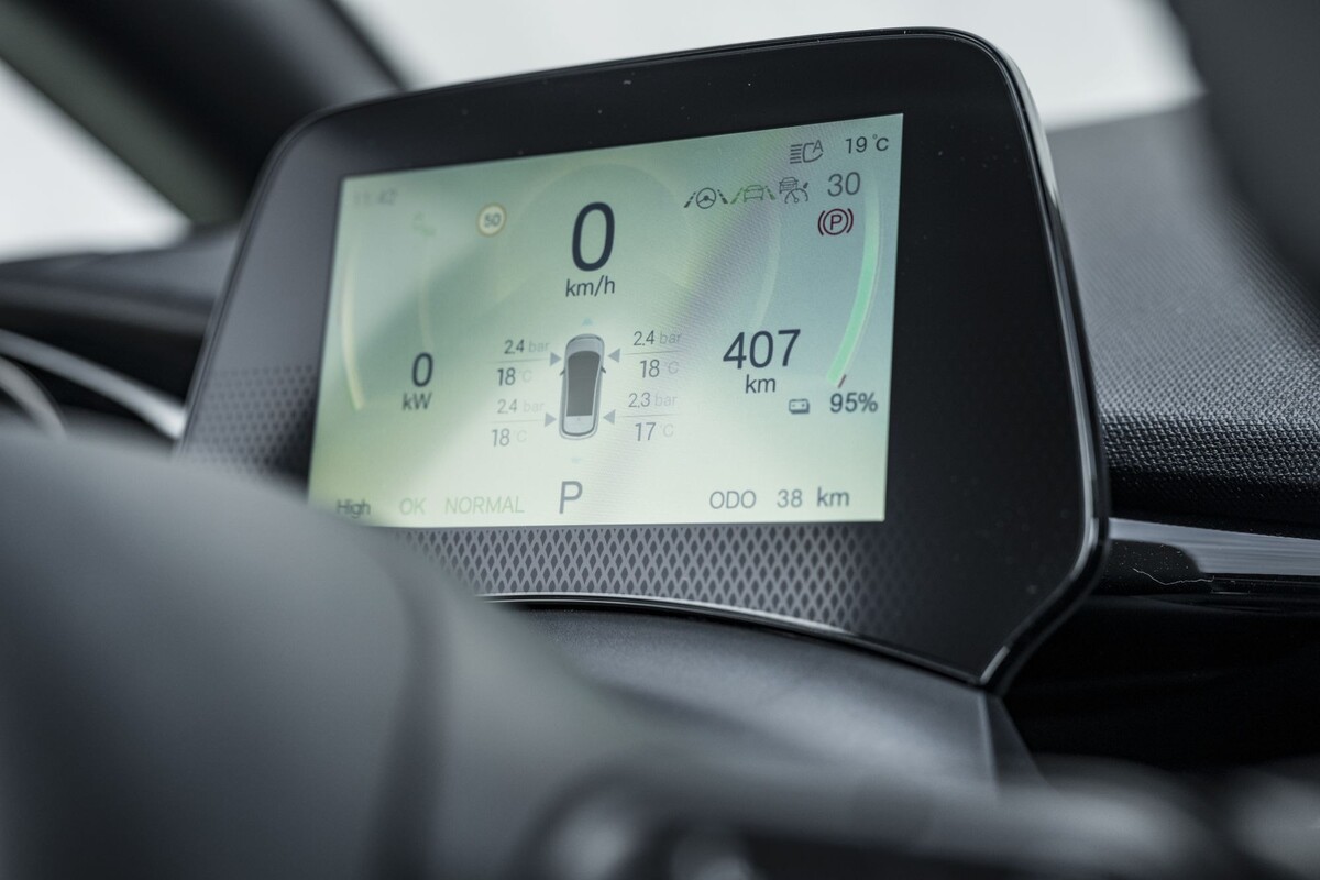 Panel de instrumentos digital con información clave de conducción. Panel de instrumentos digital con información clave de conducción.