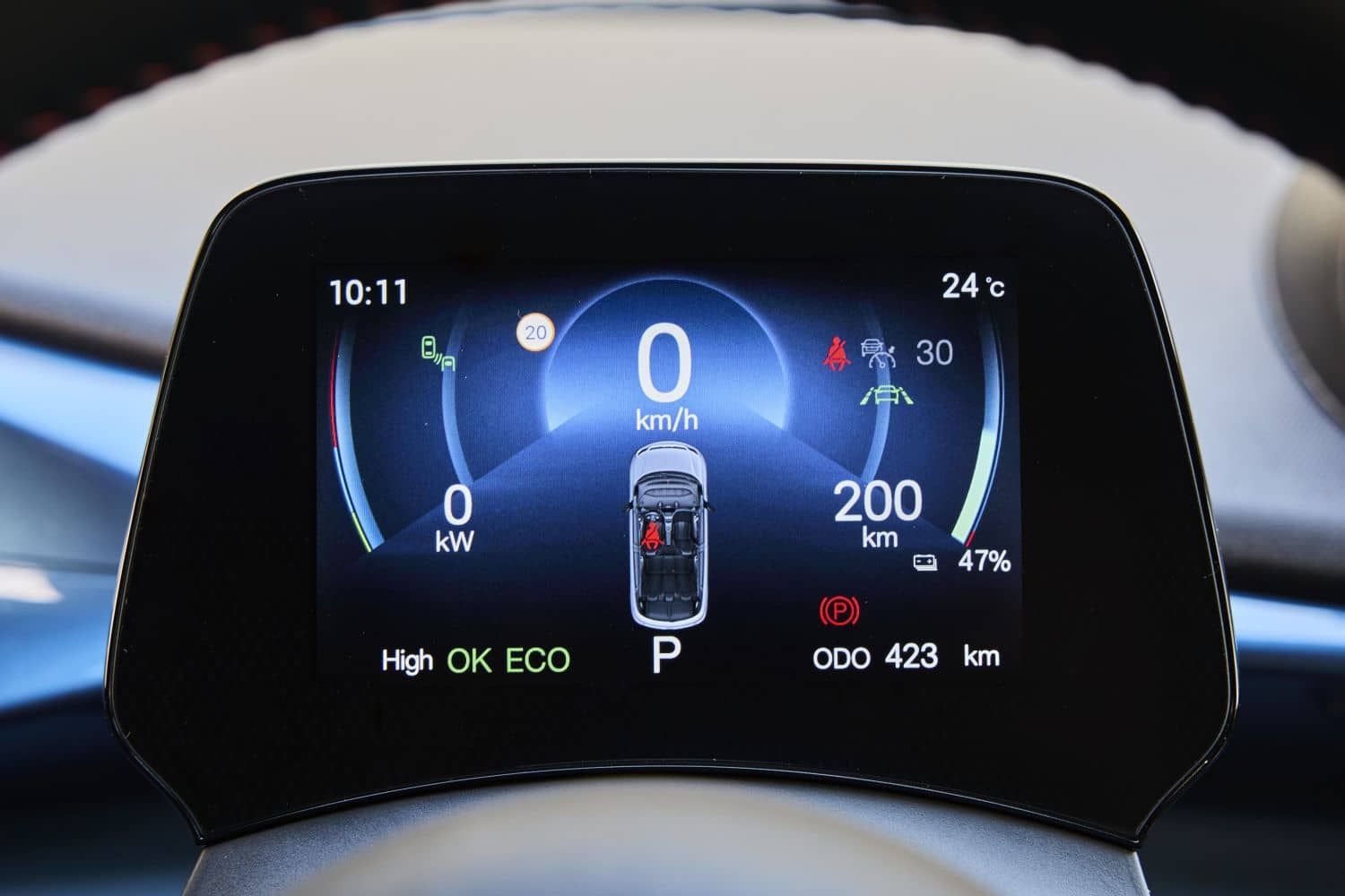 Close-up de la pantalla de instrumentación del BYD Dolphin con gráficos en azul.