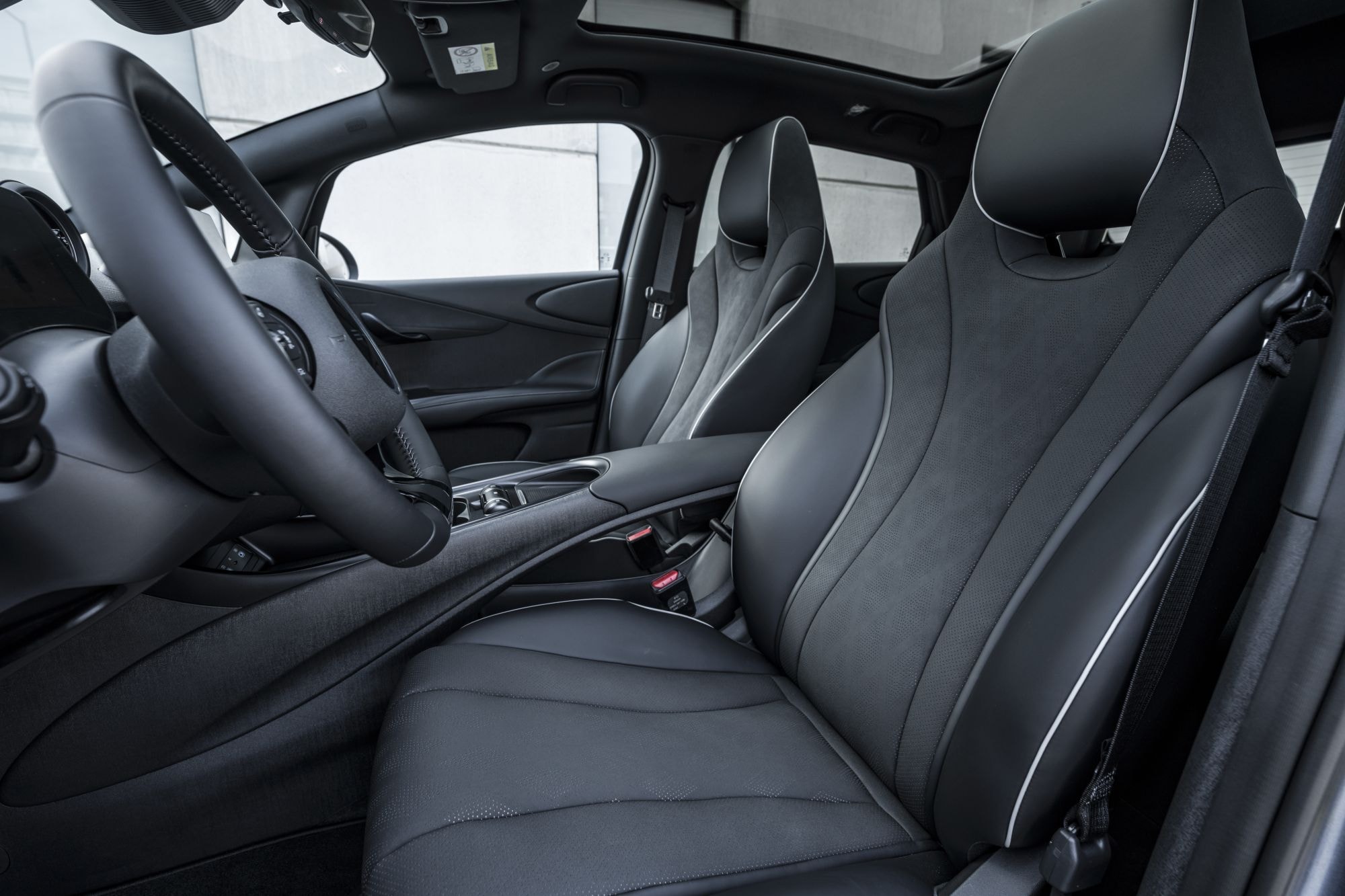 Pantalla con hora actual y estado general del vehículo.