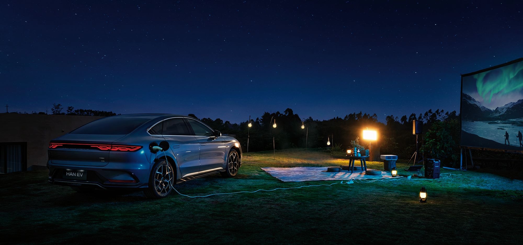 El BYD Han azul, mostrando un diseño moderno en un entorno arquitectónico.