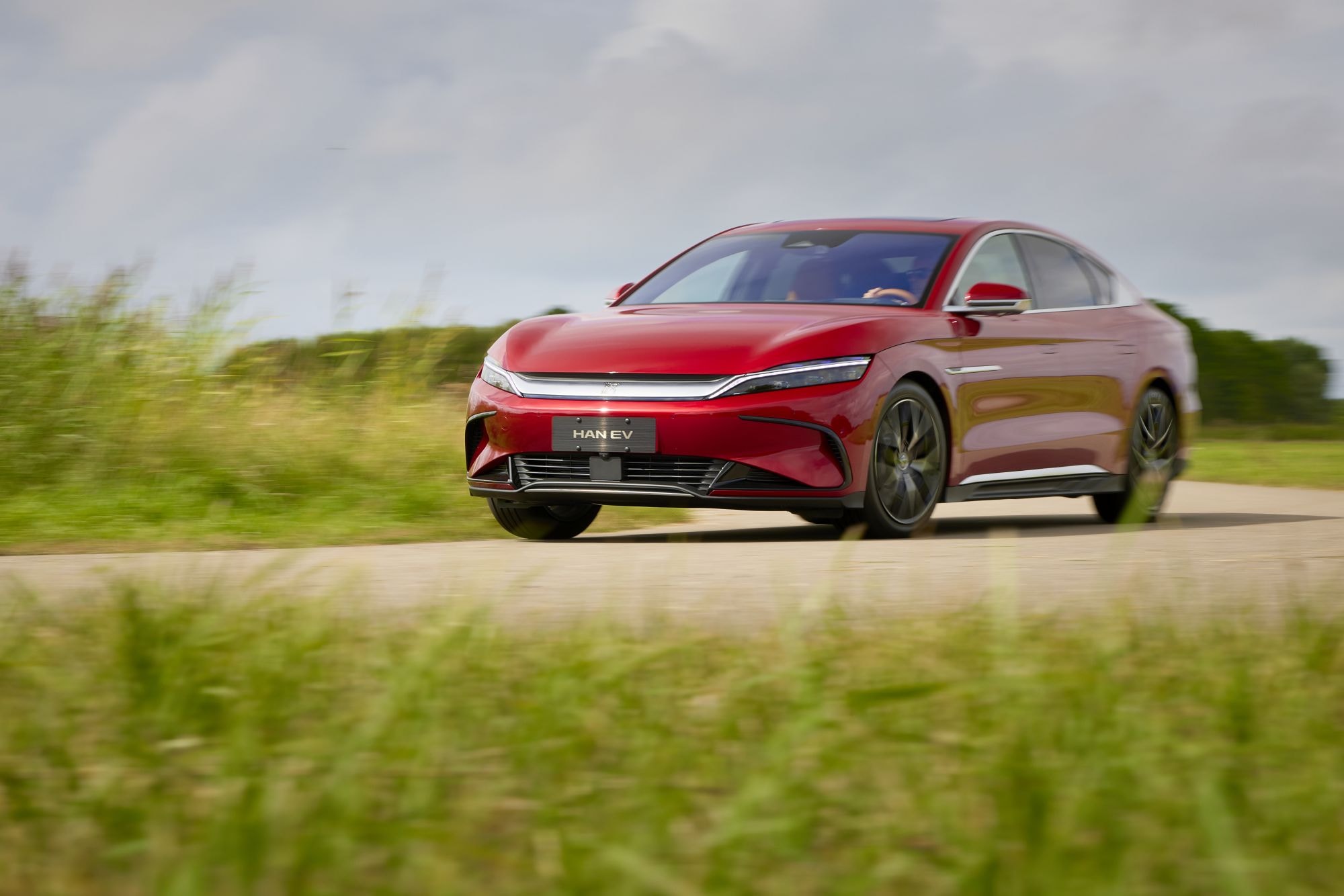 Vista delantera del BYD Han, evidenciando su agresividad y modernidad.