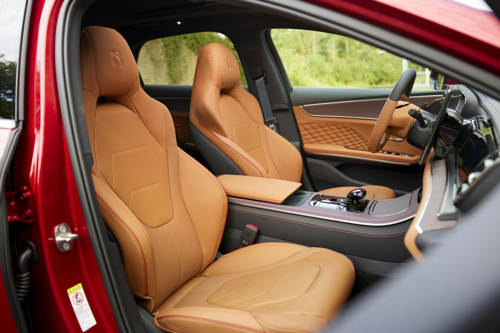 Frontal del BYD Han, mostrando su línea moderna y agresiva.