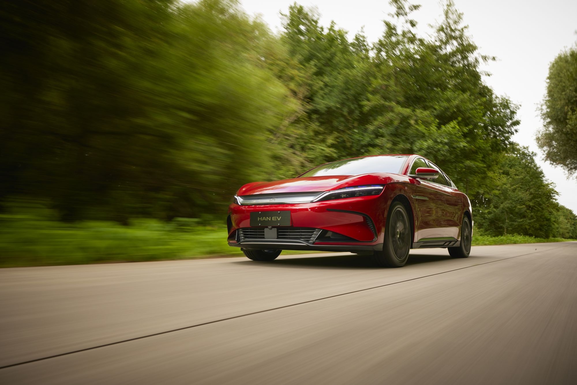 Detalle de la consola central del BYD Han, con acabados de lujo.