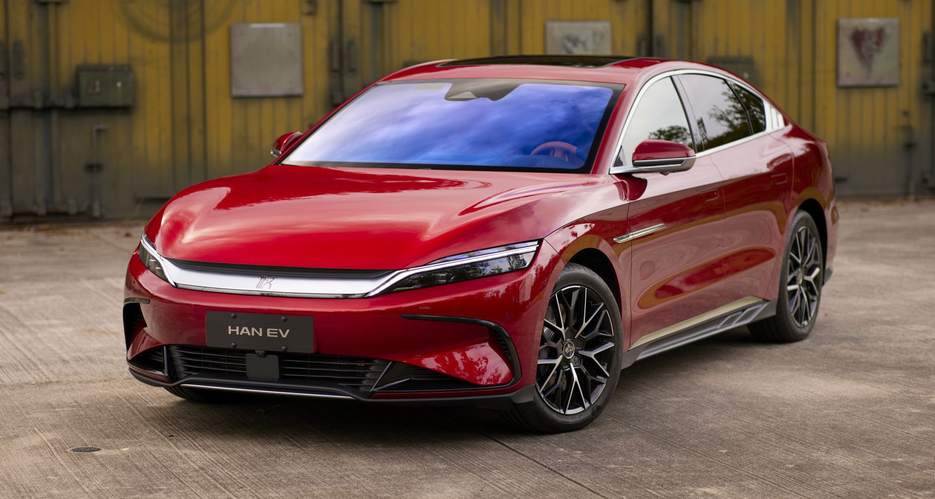 El emblema de diseño resalta el carácter premium del BYD Han.
