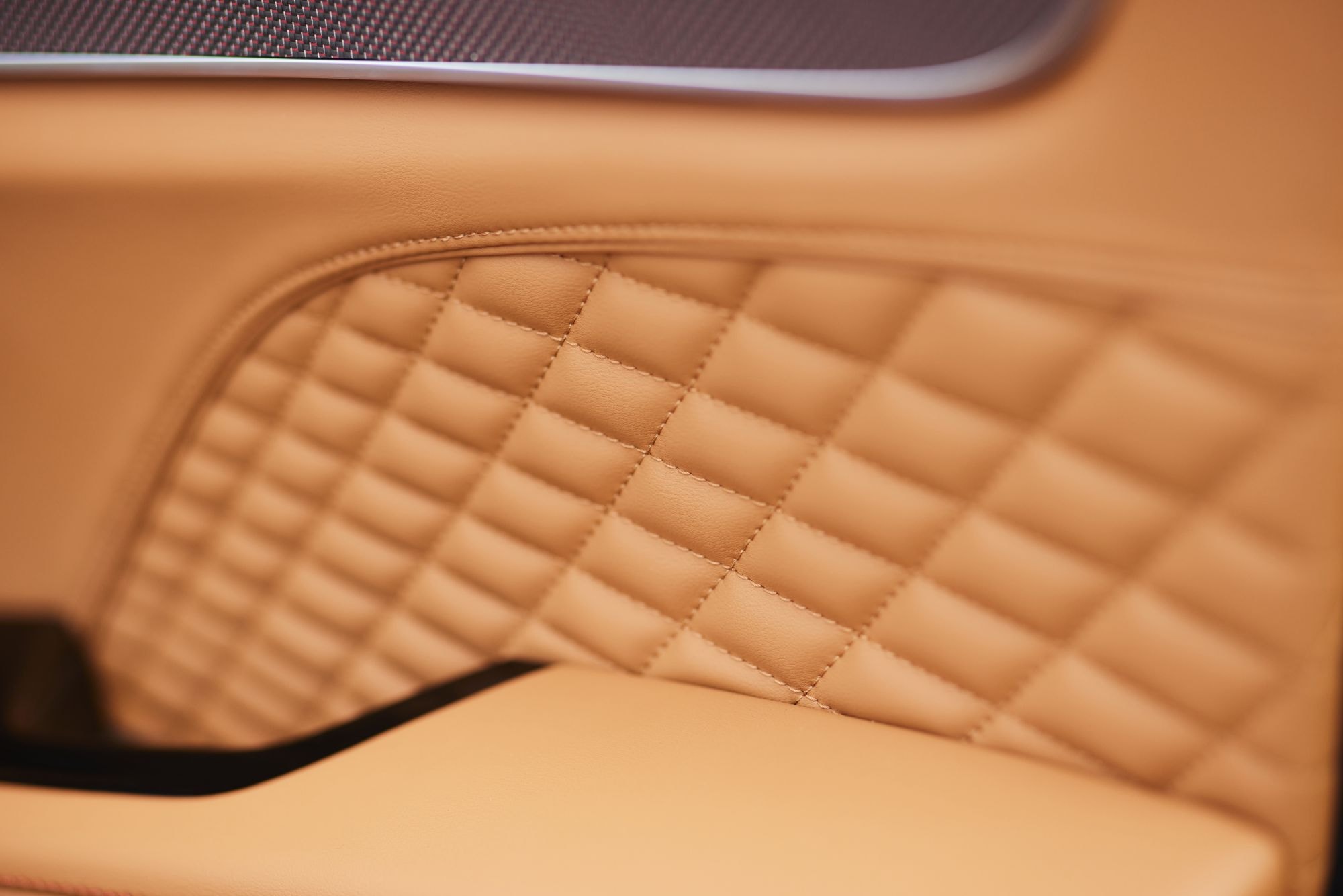 BYD Han en movimiento, exhibiendo su diseño dinámico en carretera.