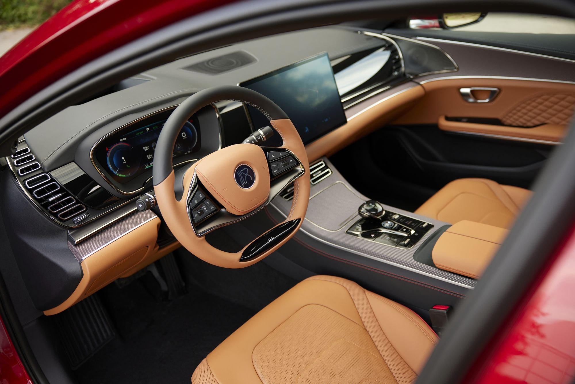 El BYD Han combina elegancia y deportividad con su línea de diseño fluida.