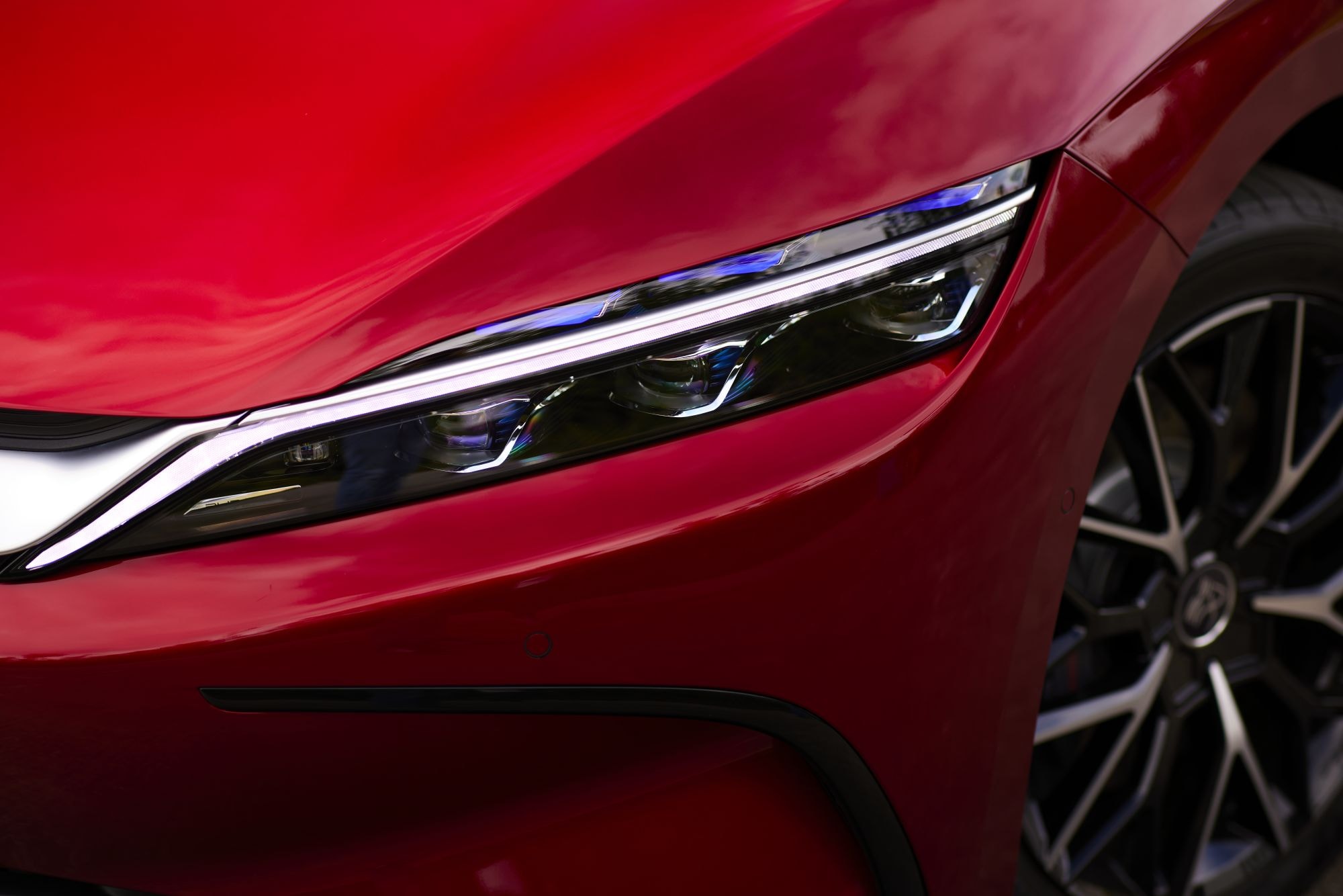 Vista frontal del BYD Han, con un diseño imponente y sofisticado.