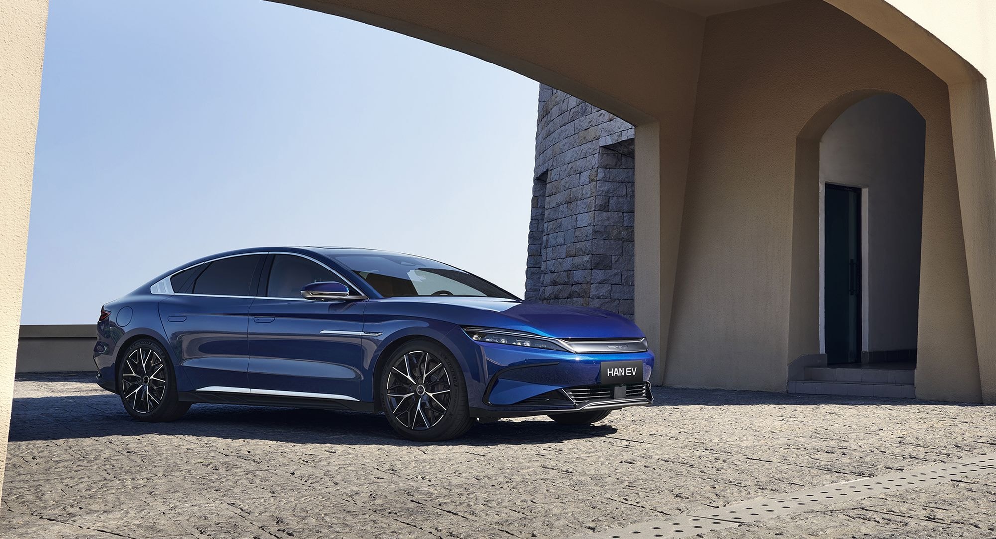 Interior distintivo del BYD Han, con asientos de cuero de alta calidad.