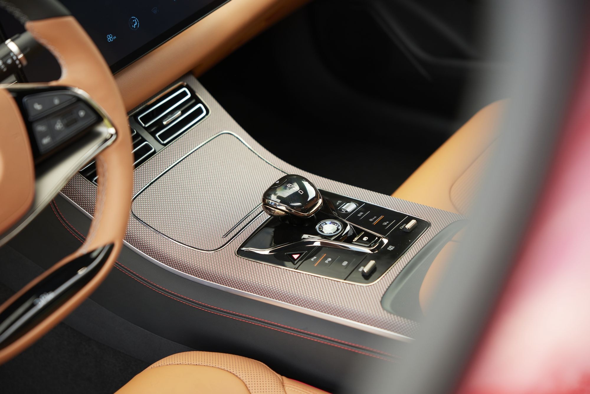 Interior elegante del BYD Han, destacando sus asientos de cuero