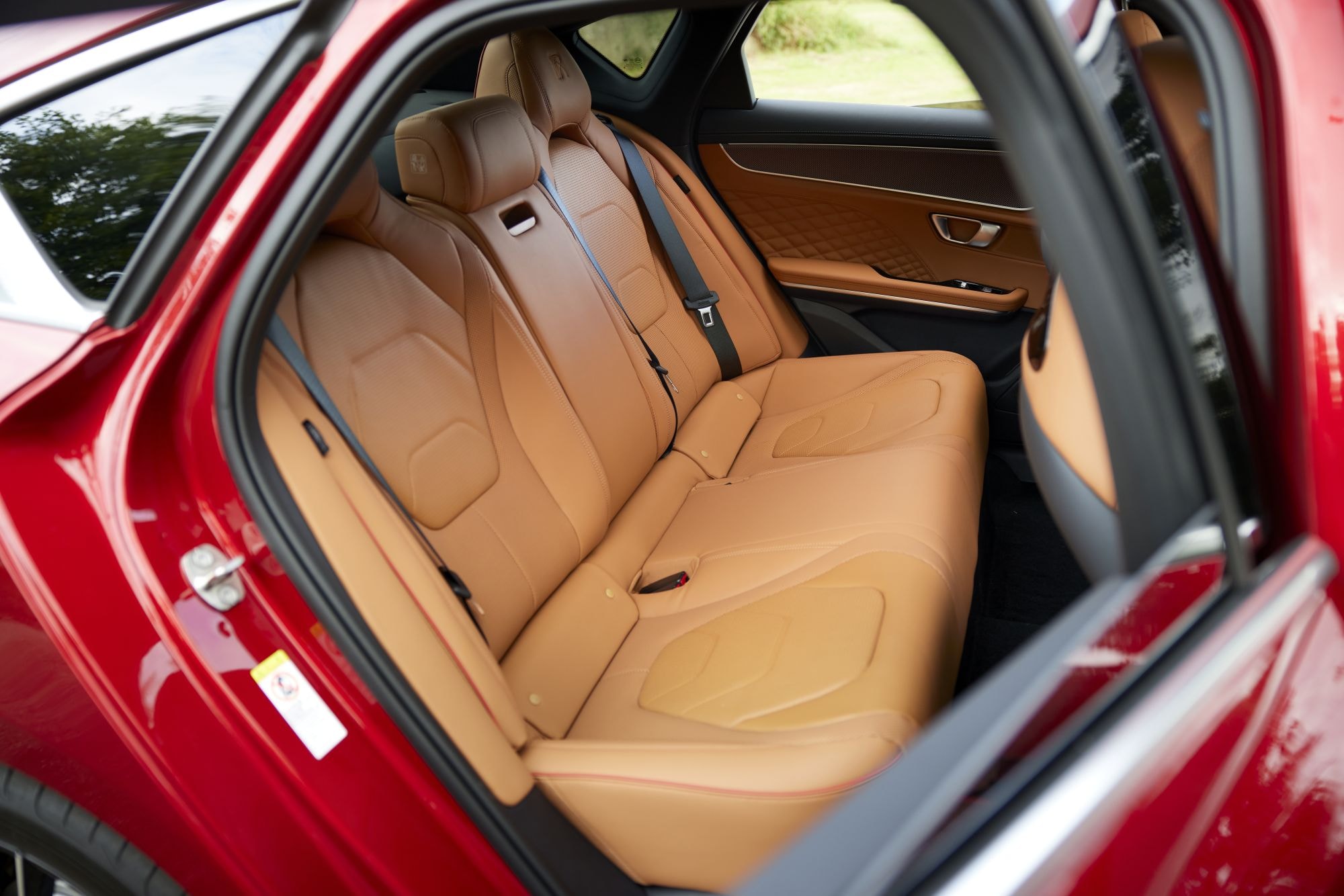 Vista lateral del BYD Han, destacando su diseño aerodinámico.