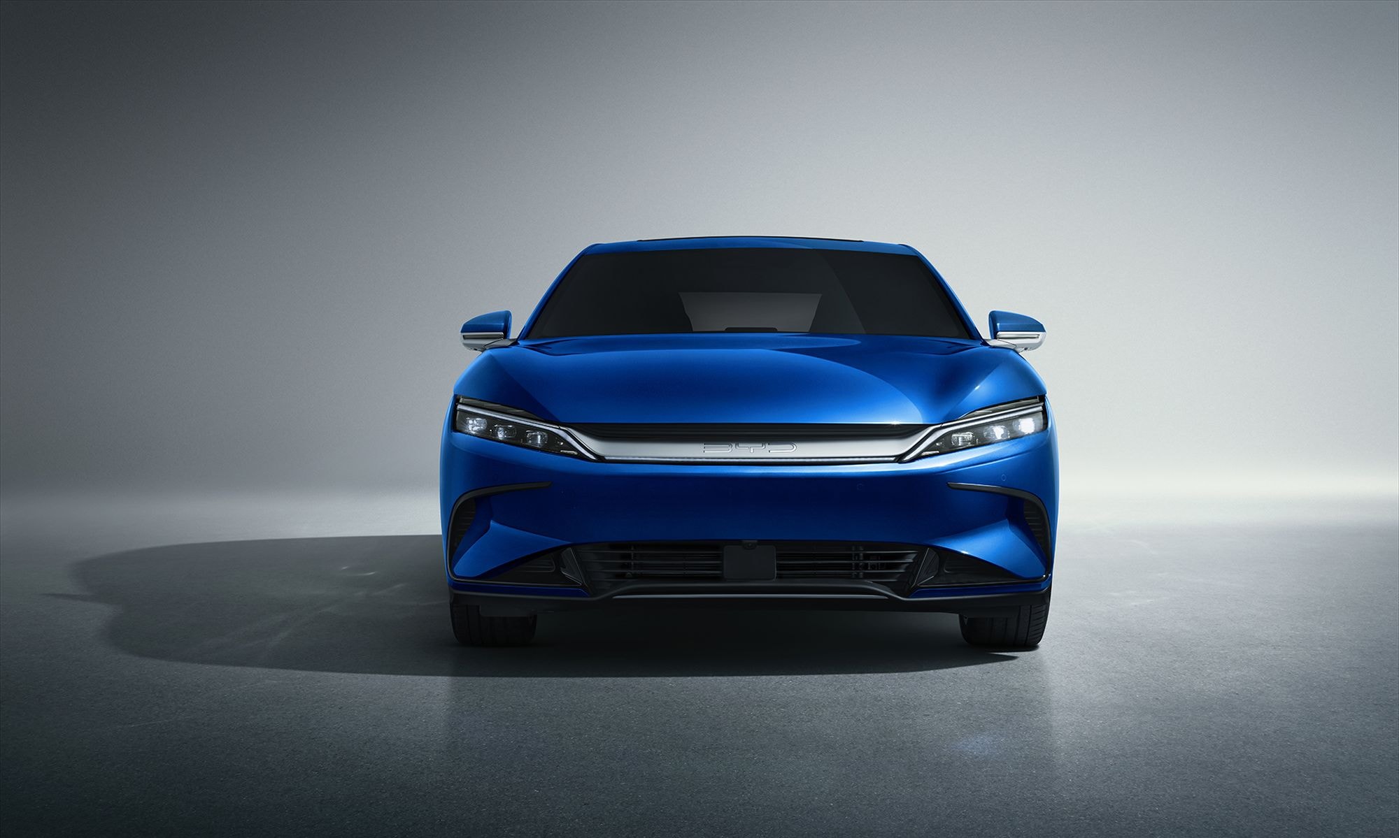 Vista lateral del BYD Han que resalta su diseño aerodinámico.