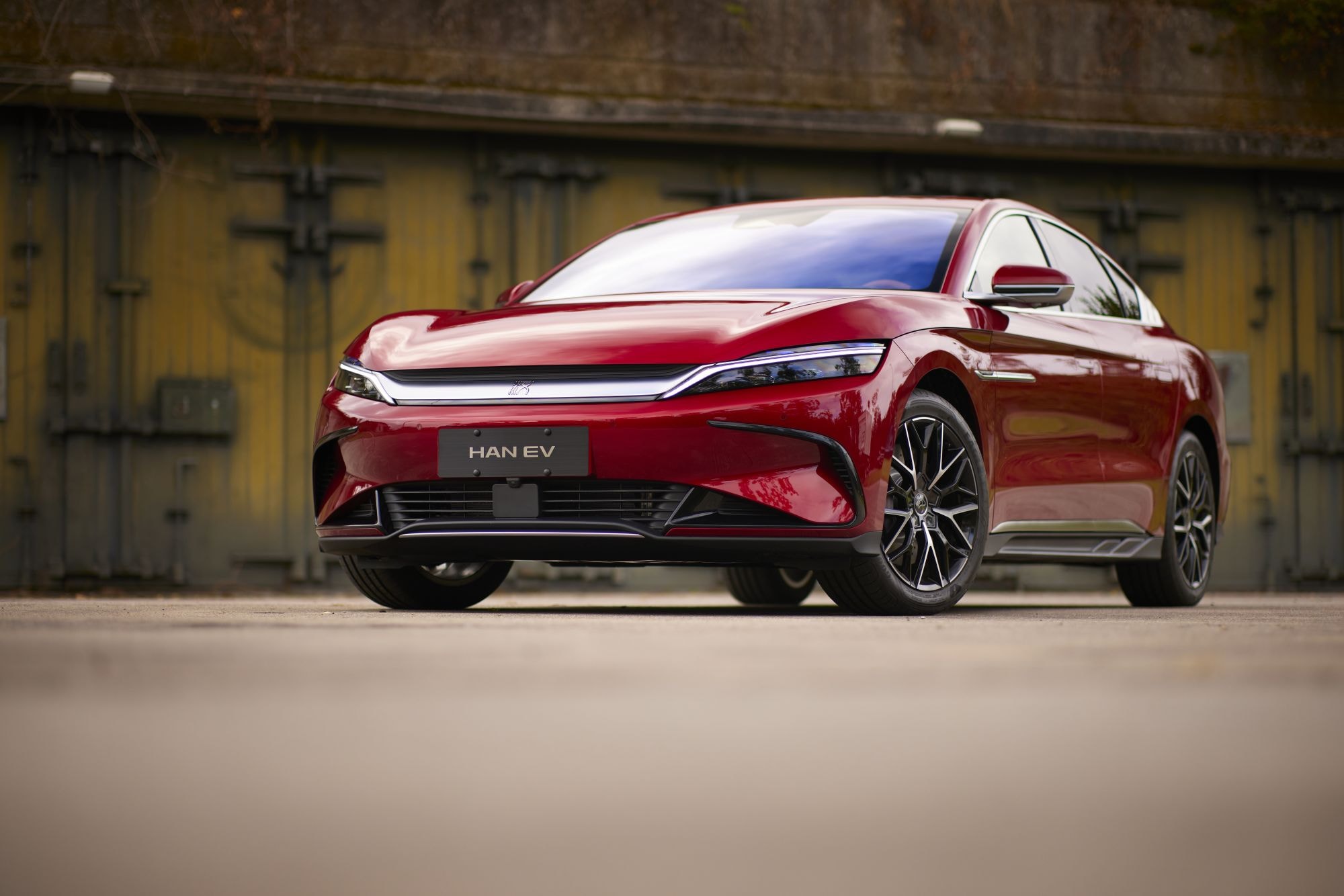 Vista cercana del acabado lateral que resalta la calidad de materiales.