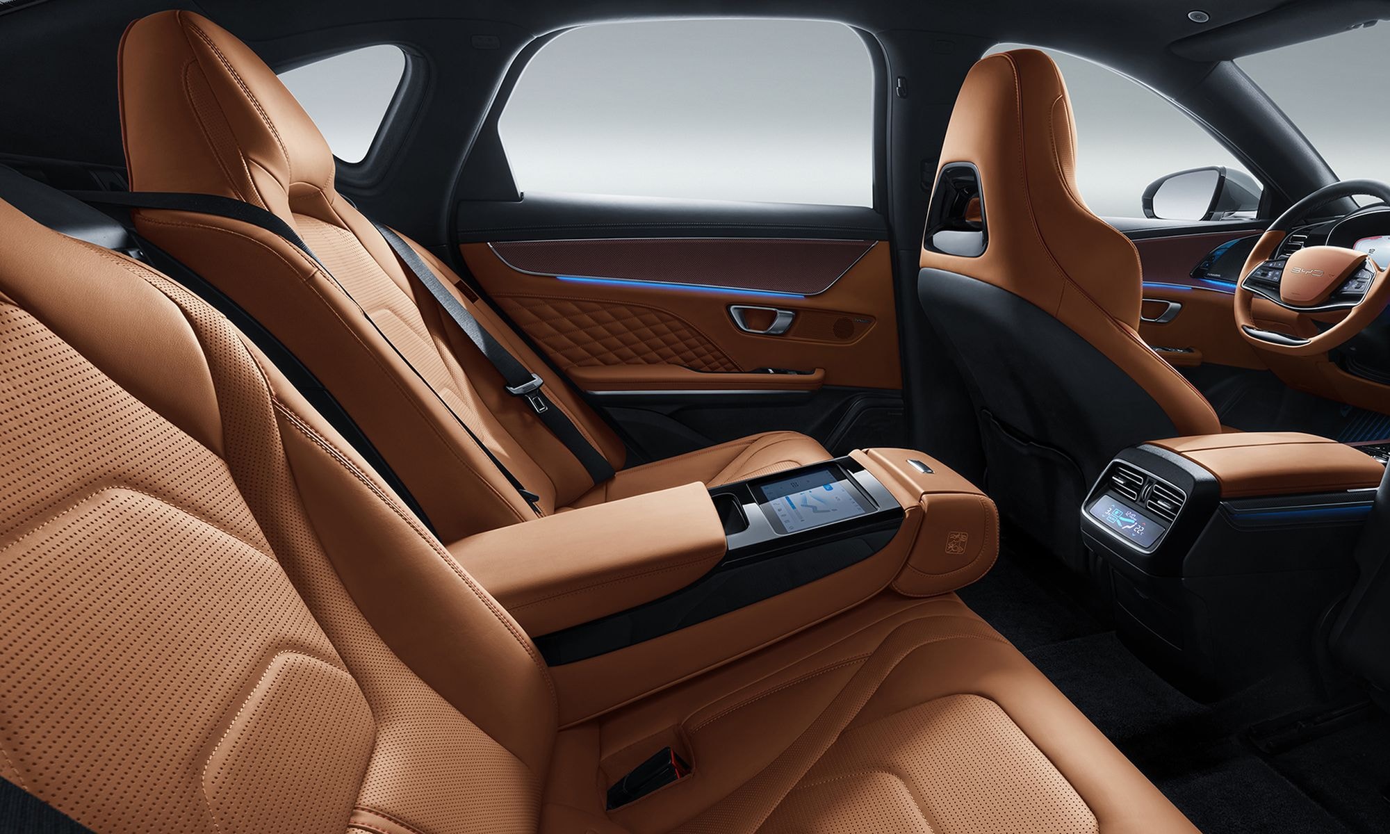 Vista lateral del BYD Han en color rojo, mostrando su elegante diseño.