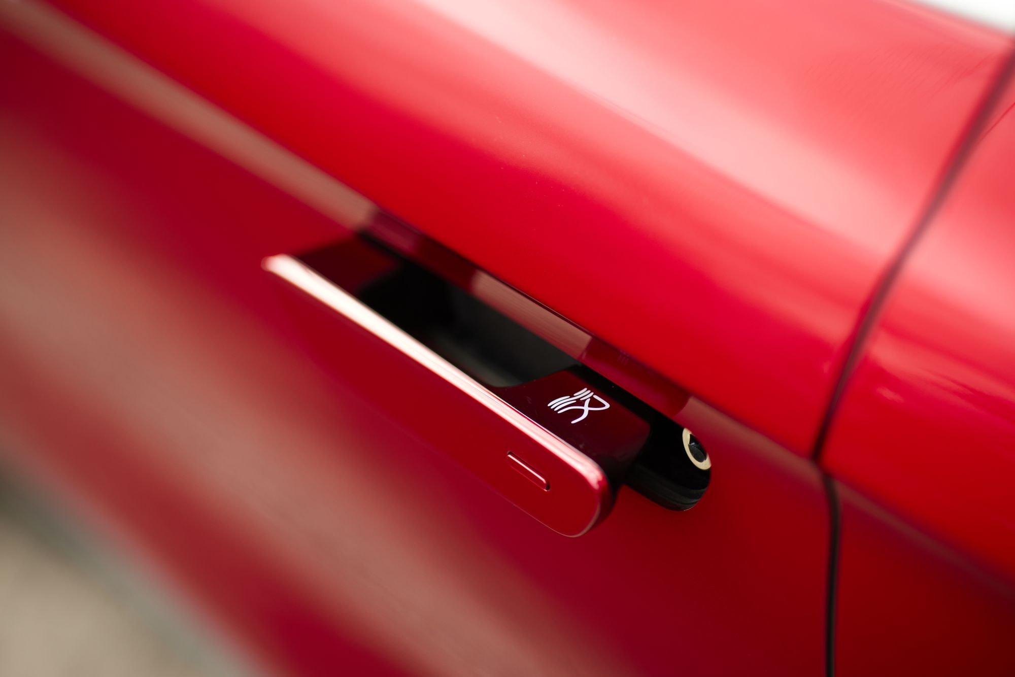 Perfil elegante del BYD Han, resaltando sus líneas fluidas y deportivas.