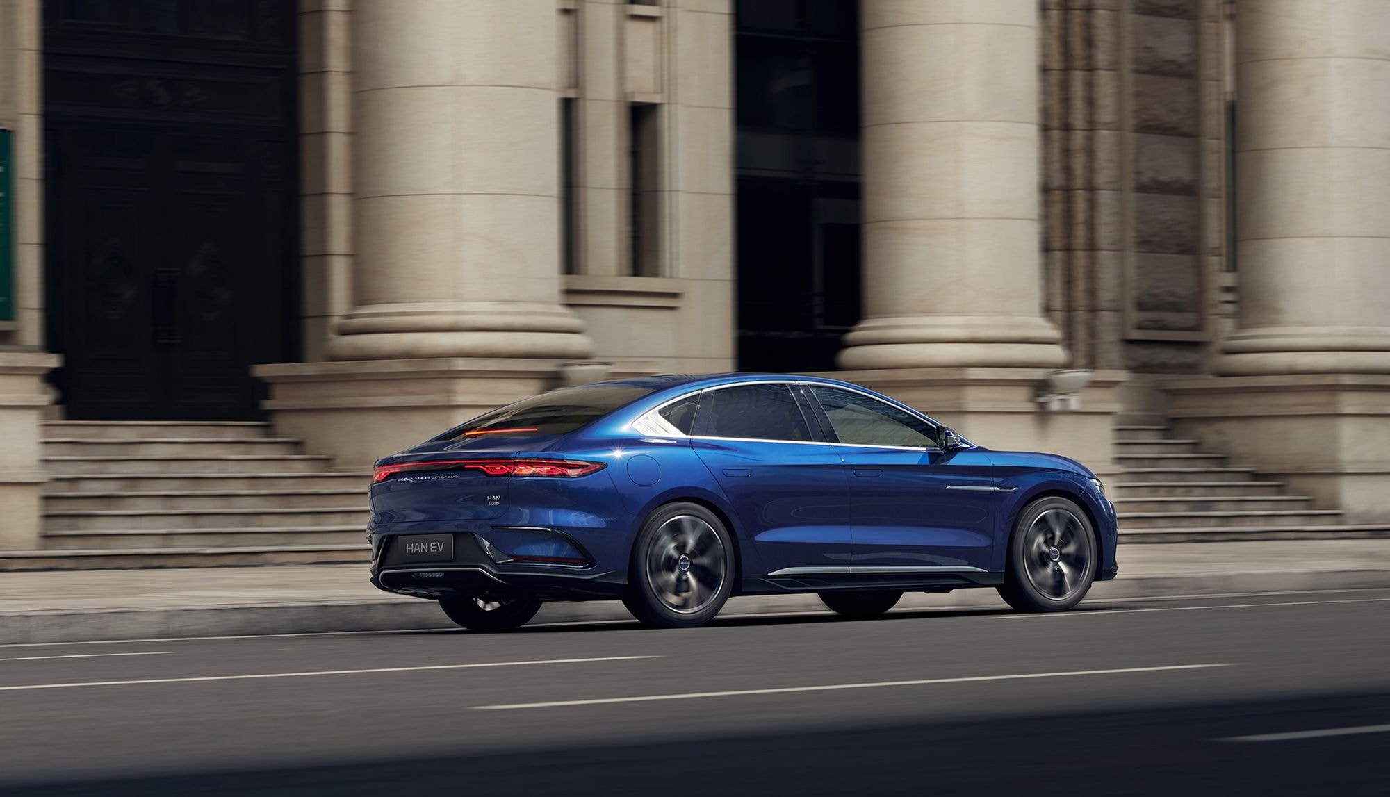 Perspectiva trasera del BYD Han, resaltando las luces y líneas del vehículo.