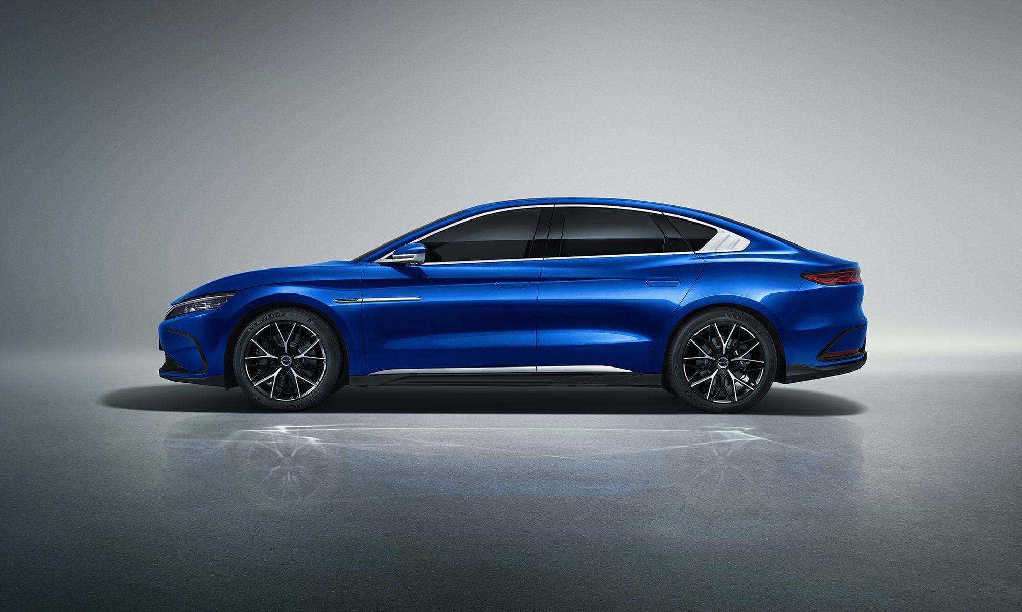 Vista lateral y trasera del BYD Han en un vibrante color azul.