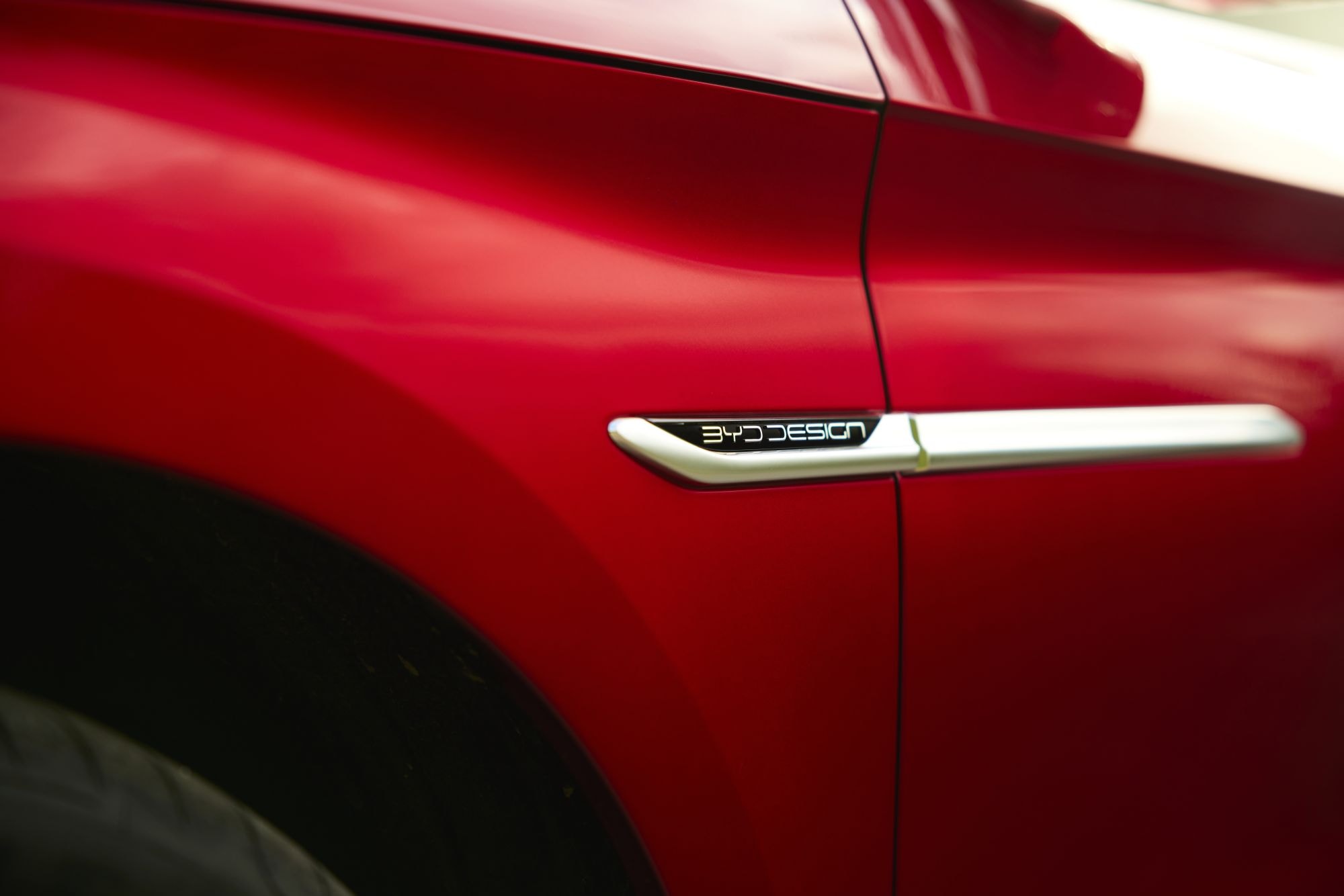 Vista detallada del logotipo BYD en el lateral del Han, reflejando su diseño moderno.