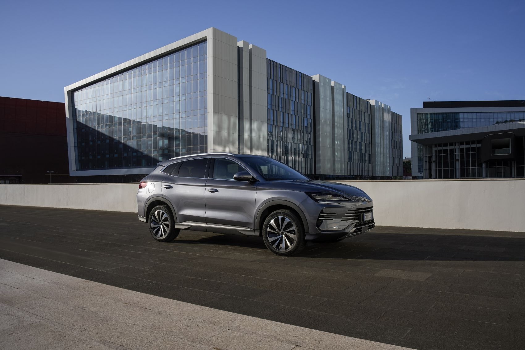 Imagen del coche en un entorno urbano moderno, realzando su elegancia.